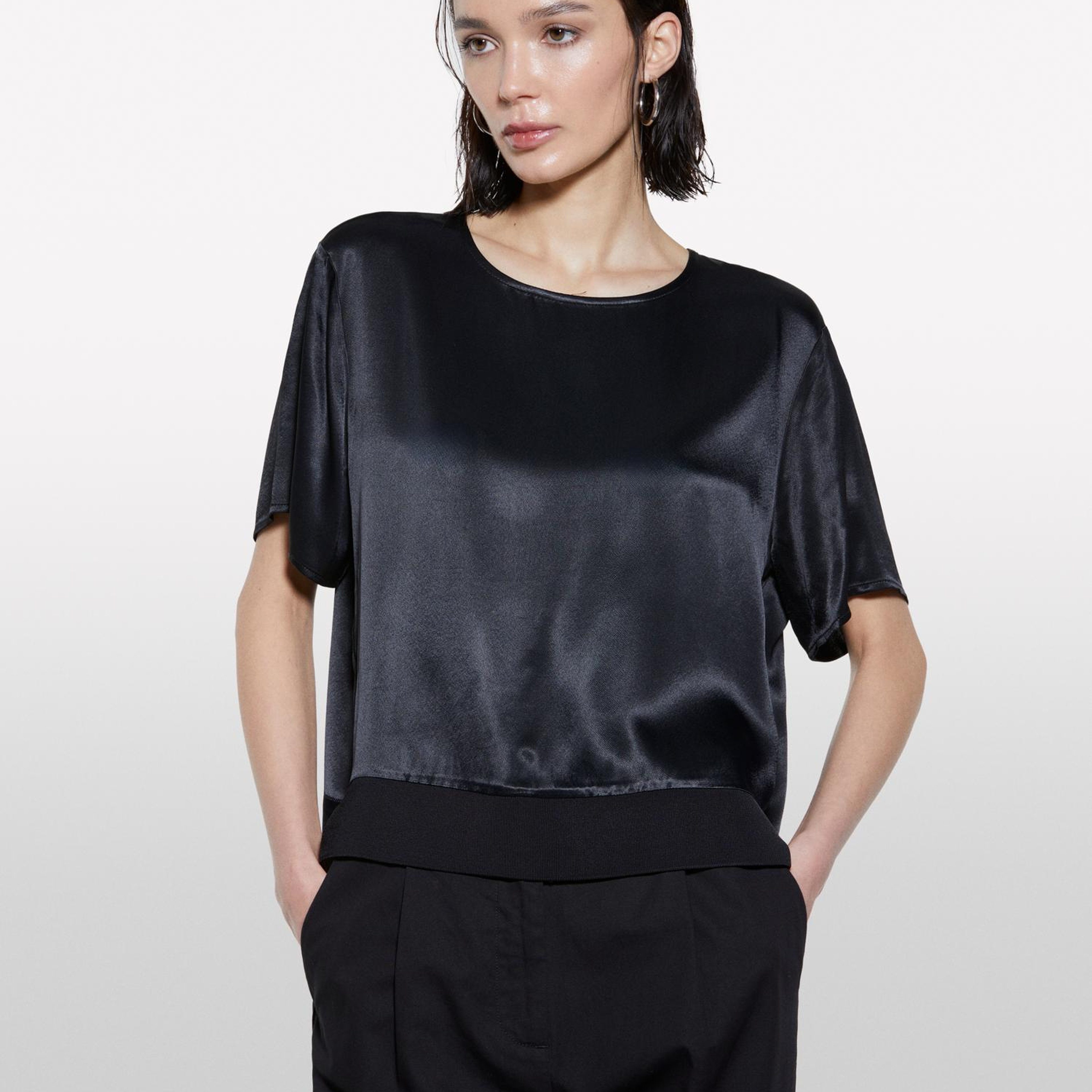 Kadın Siyah %100 Viskoz Yanı Yırtmaçlı Oversize Bisiklet Yaka Saten Bluz