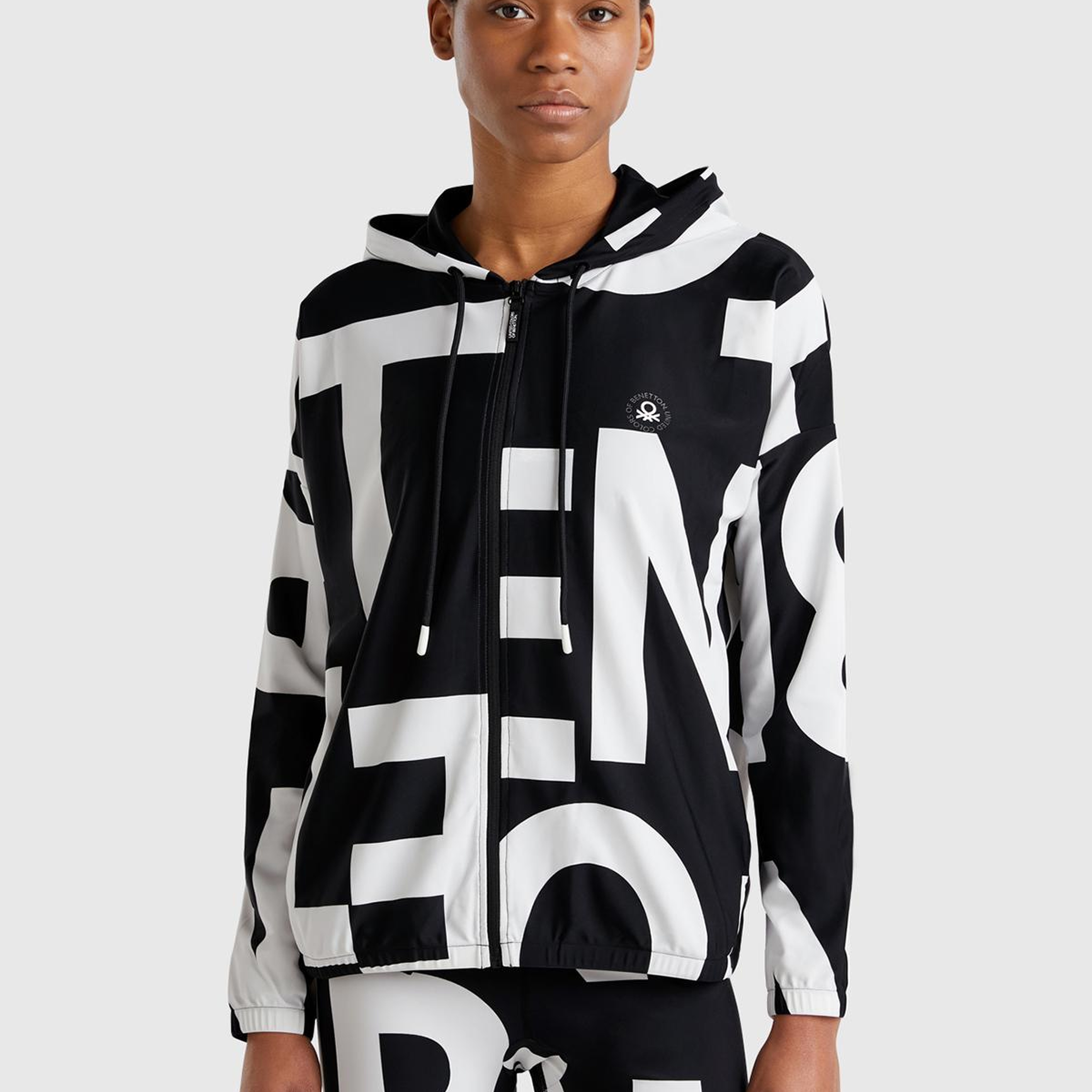 Kadın Siyah Yazı Desenli Önü Fermuarlı İp Detaylı Kapüşonlu Sweatshirt