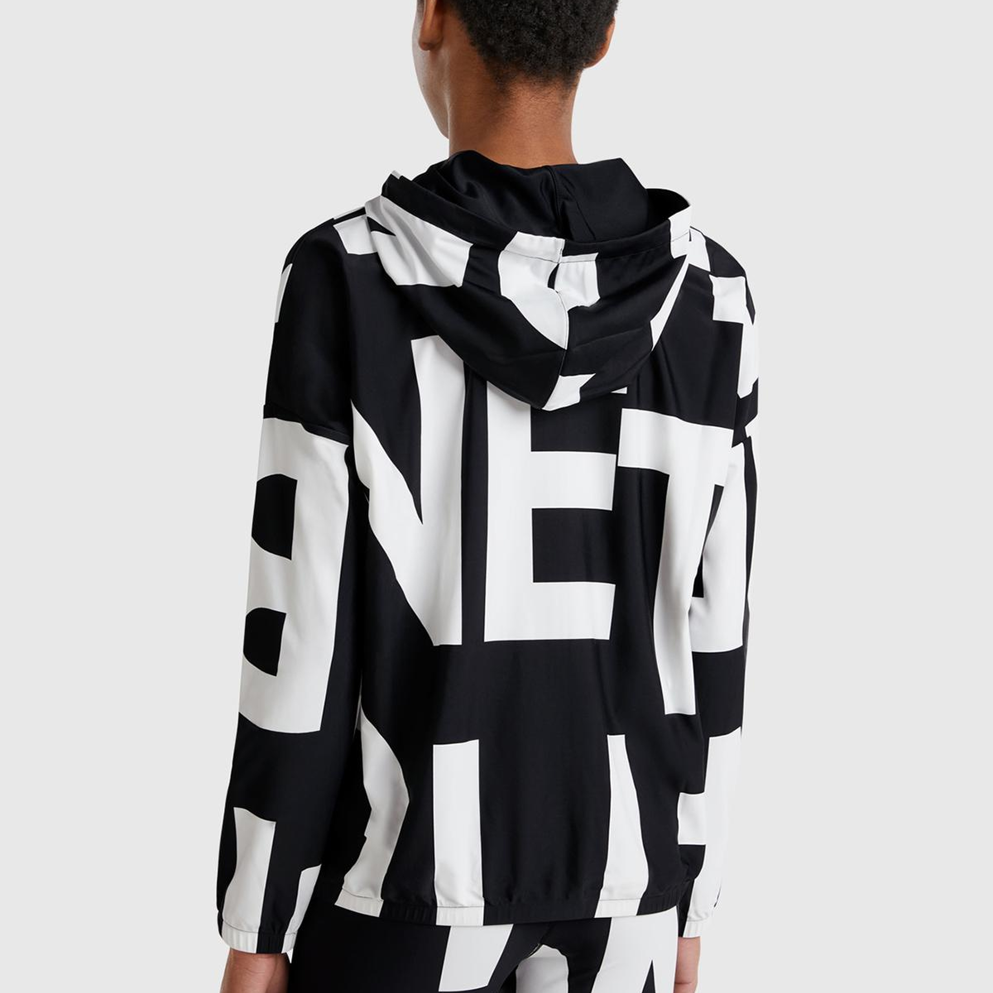 Kadın Siyah Yazı Desenli Önü Fermuarlı İp Detaylı Kapüşonlu Sweatshirt