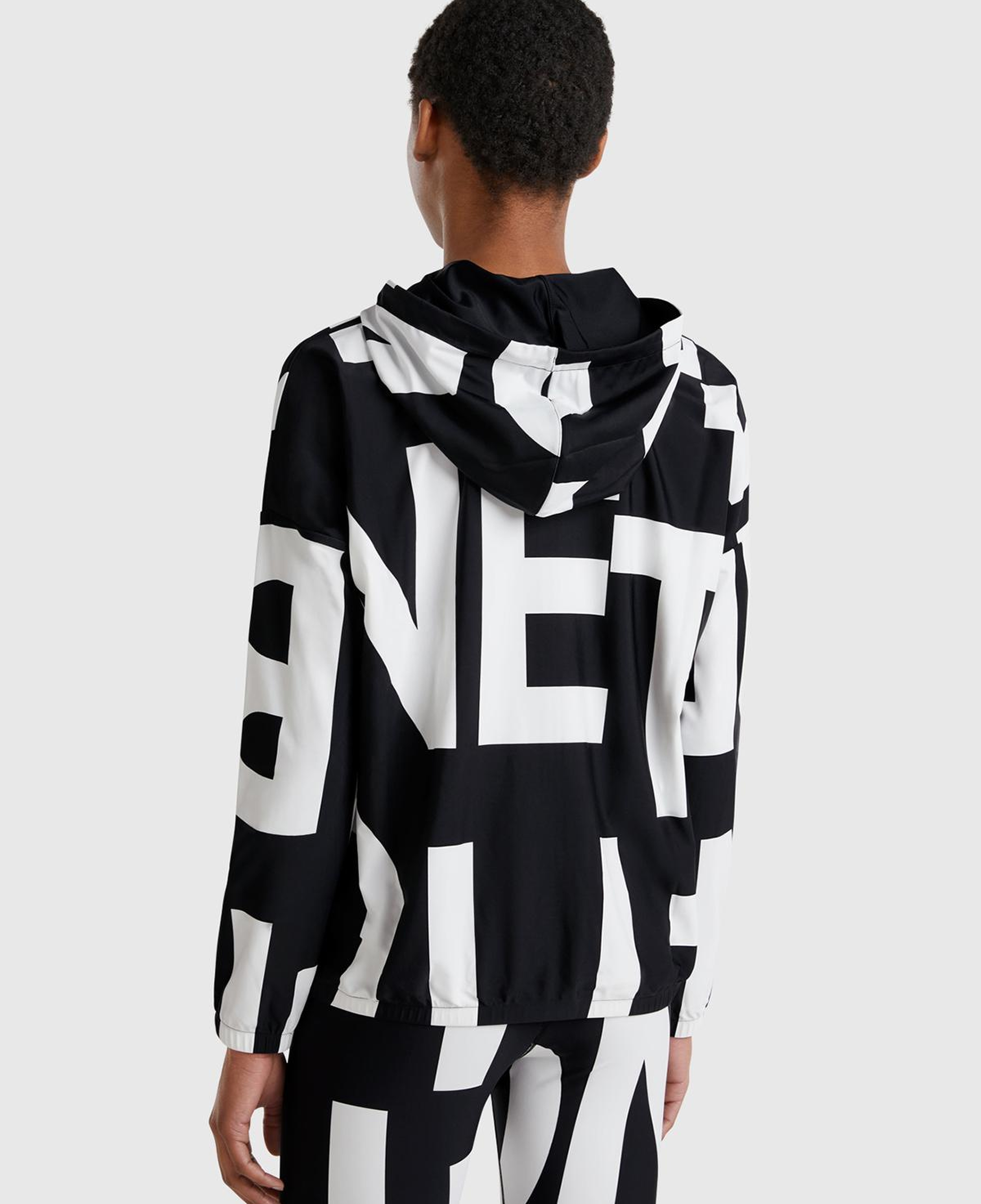 Kadın Siyah Yazı Desenli Önü Fermuarlı İp Detaylı Kapüşonlu Sweatshirt
