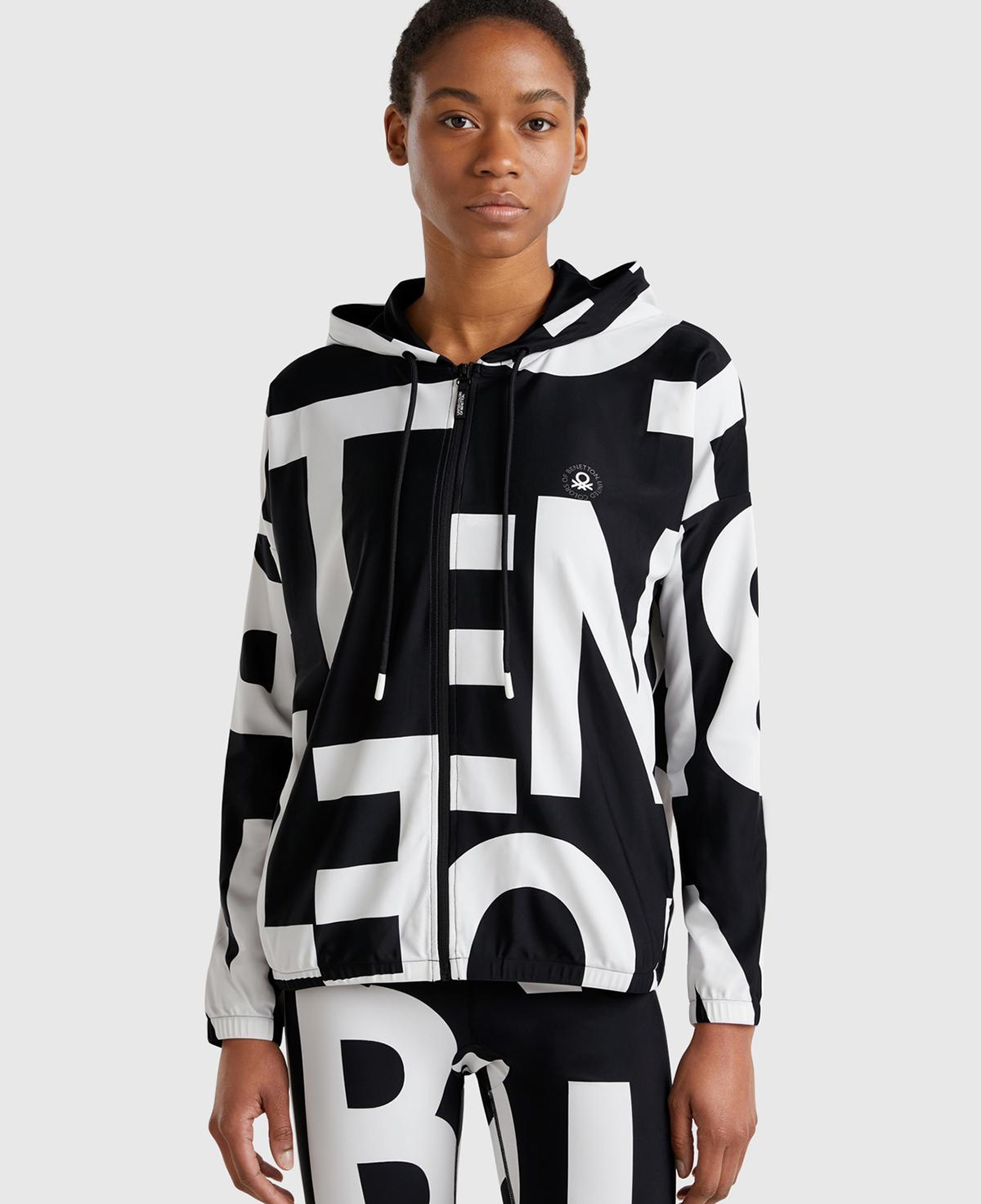 Kadın Siyah Yazı Desenli Önü Fermuarlı İp Detaylı Kapüşonlu Sweatshirt