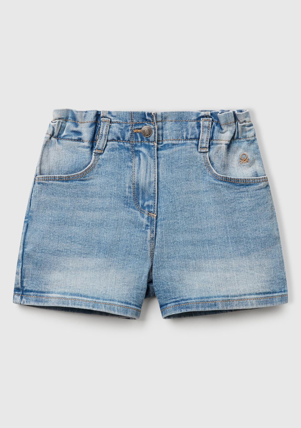 Kız Çocuk Açık Denim Logolu Taş Yıkama Beli Lastikli Streç Denim Şort