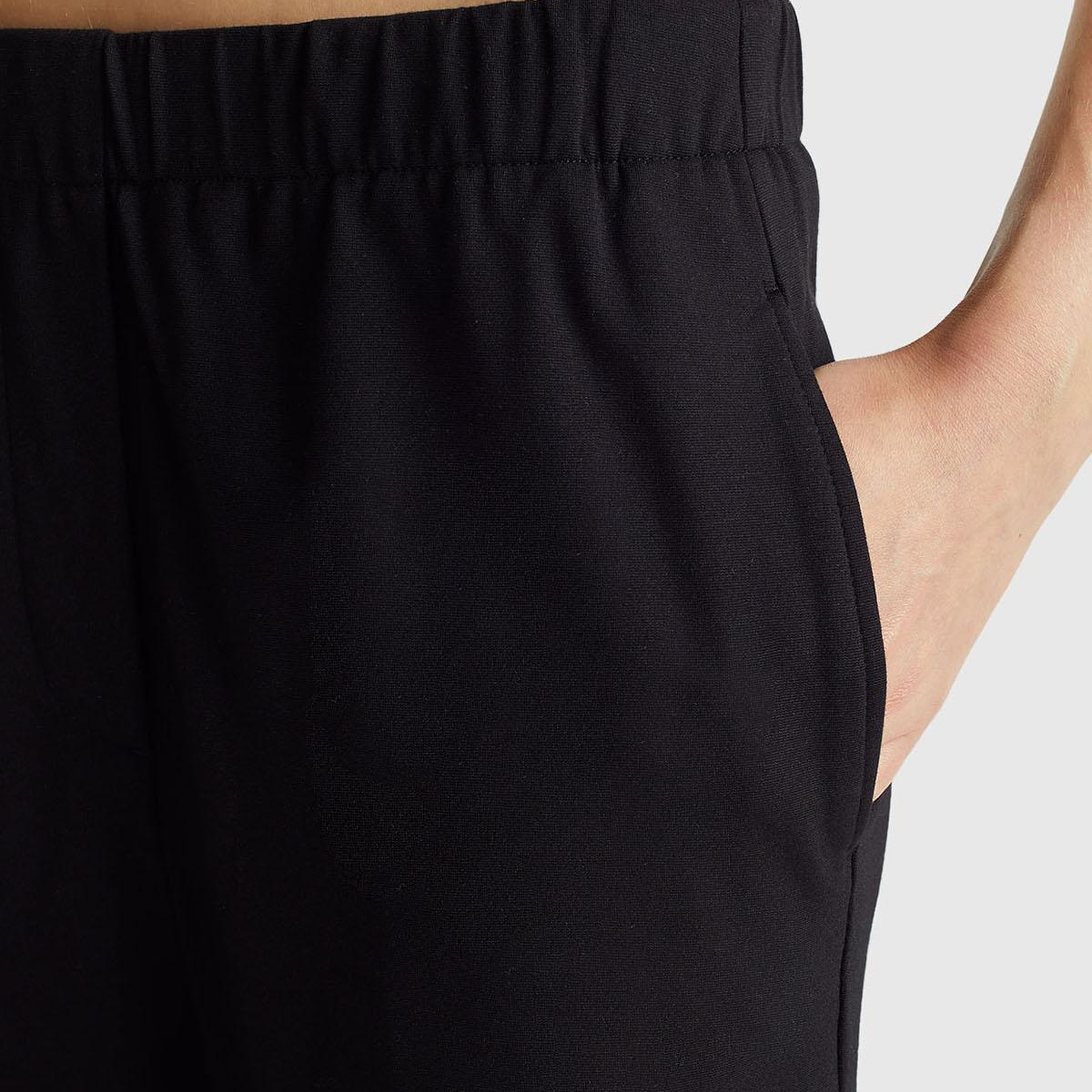 Kadın Siyah Viskoz Karışımlı Beli Lastikli Kıvrık Paça Pantolon