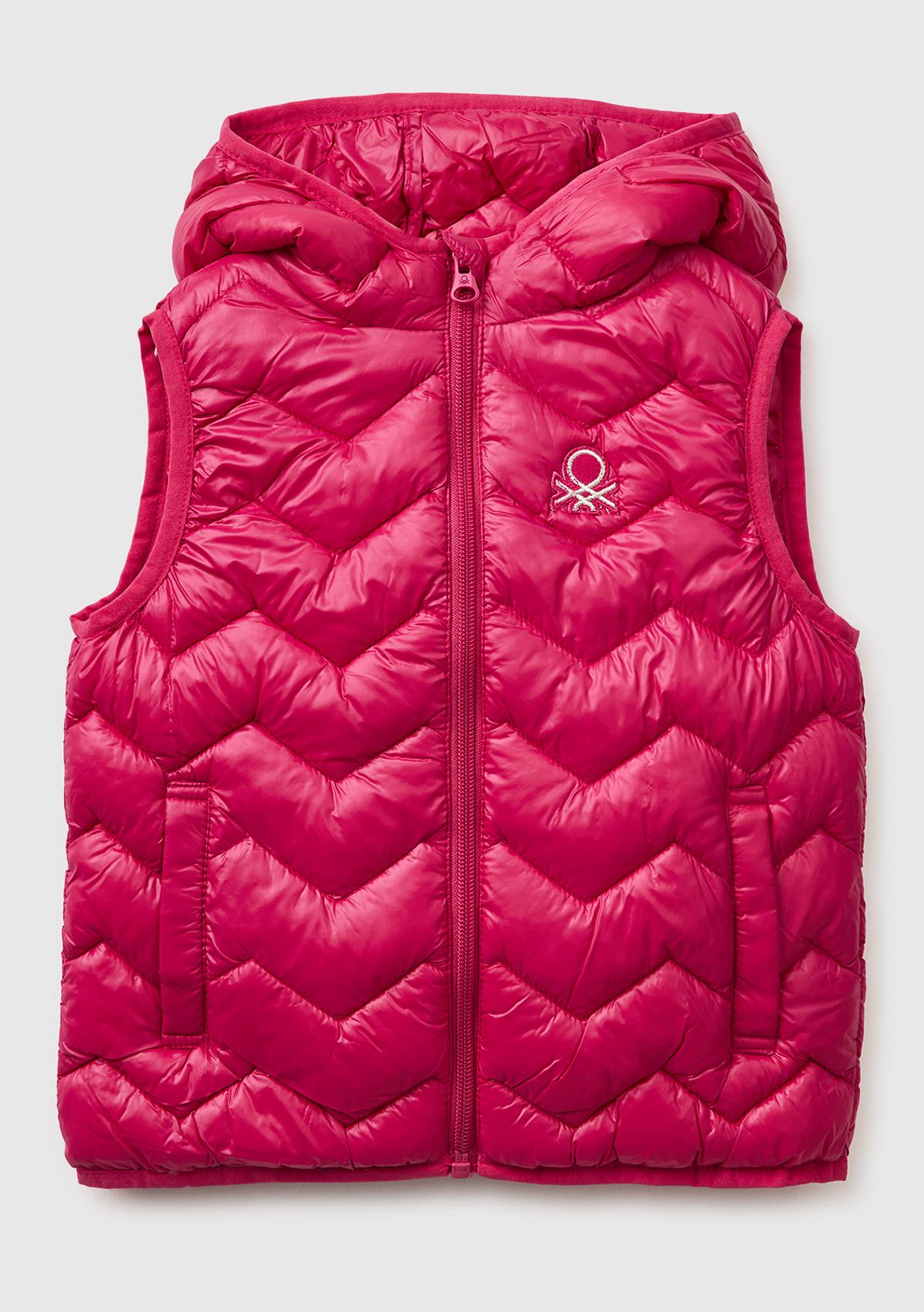 Kız Çocuk Koyu Pembe Simli Logo İşlemeli Kapüşonlu Yelek
