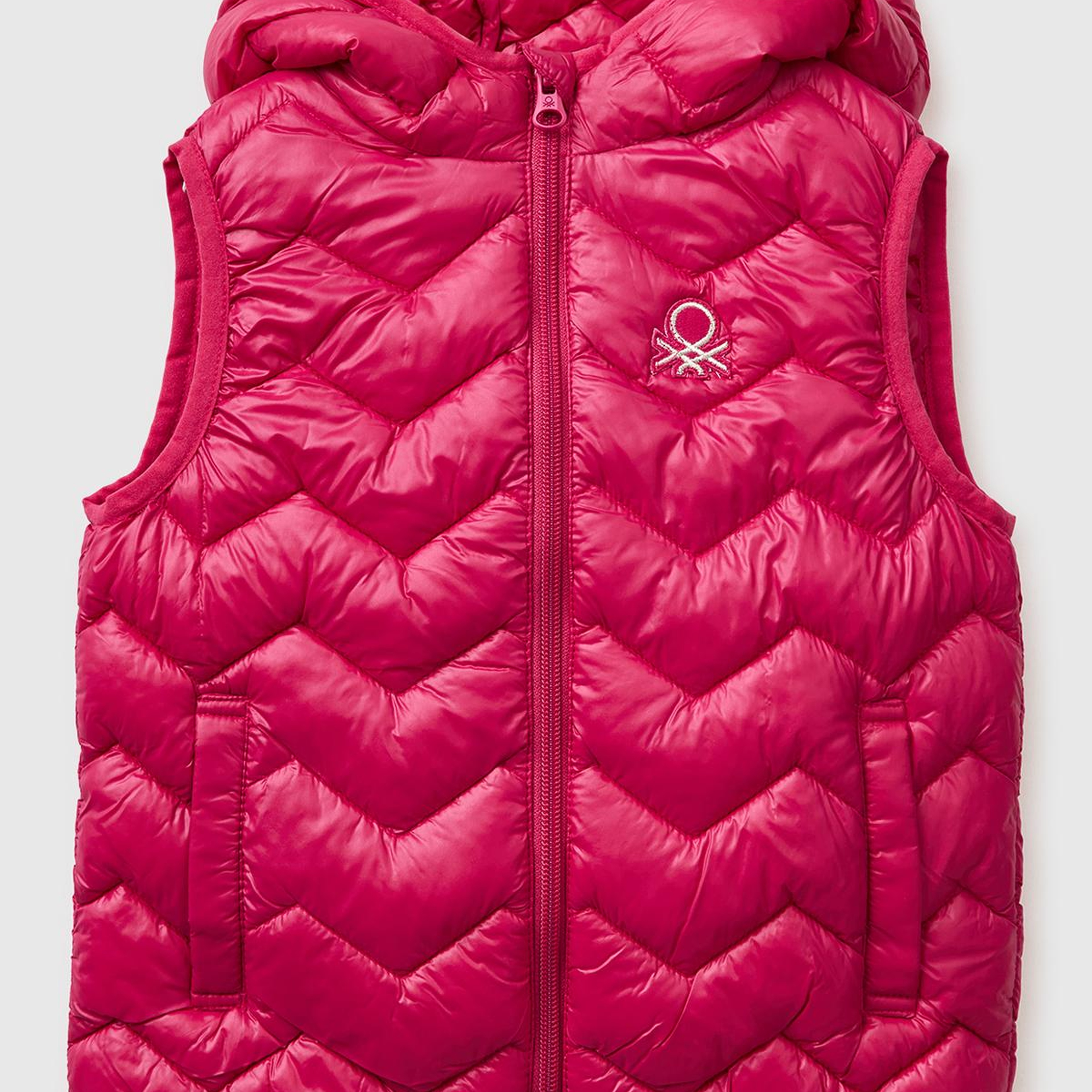 Kız Çocuk Koyu Pembe Simli Logo İşlemeli Kapüşonlu Yelek