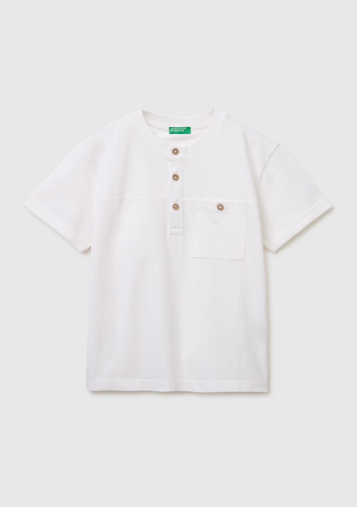 Erkek Çocuk Beyaz Logo İşlemeli Düğmeli Cep Detaylı Henley Yaka T-Shirt