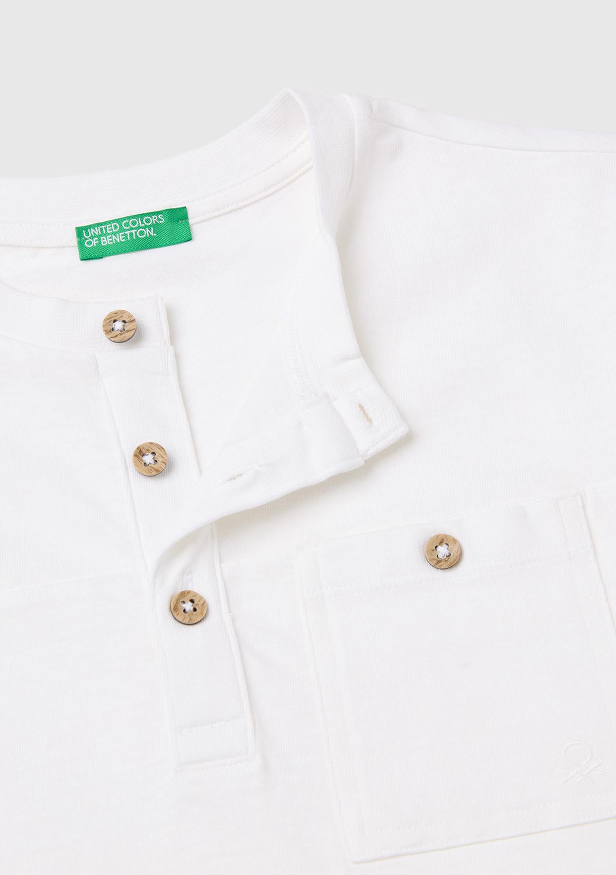 Erkek Çocuk Beyaz Logo İşlemeli Düğmeli Cep Detaylı Henley Yaka T-Shirt