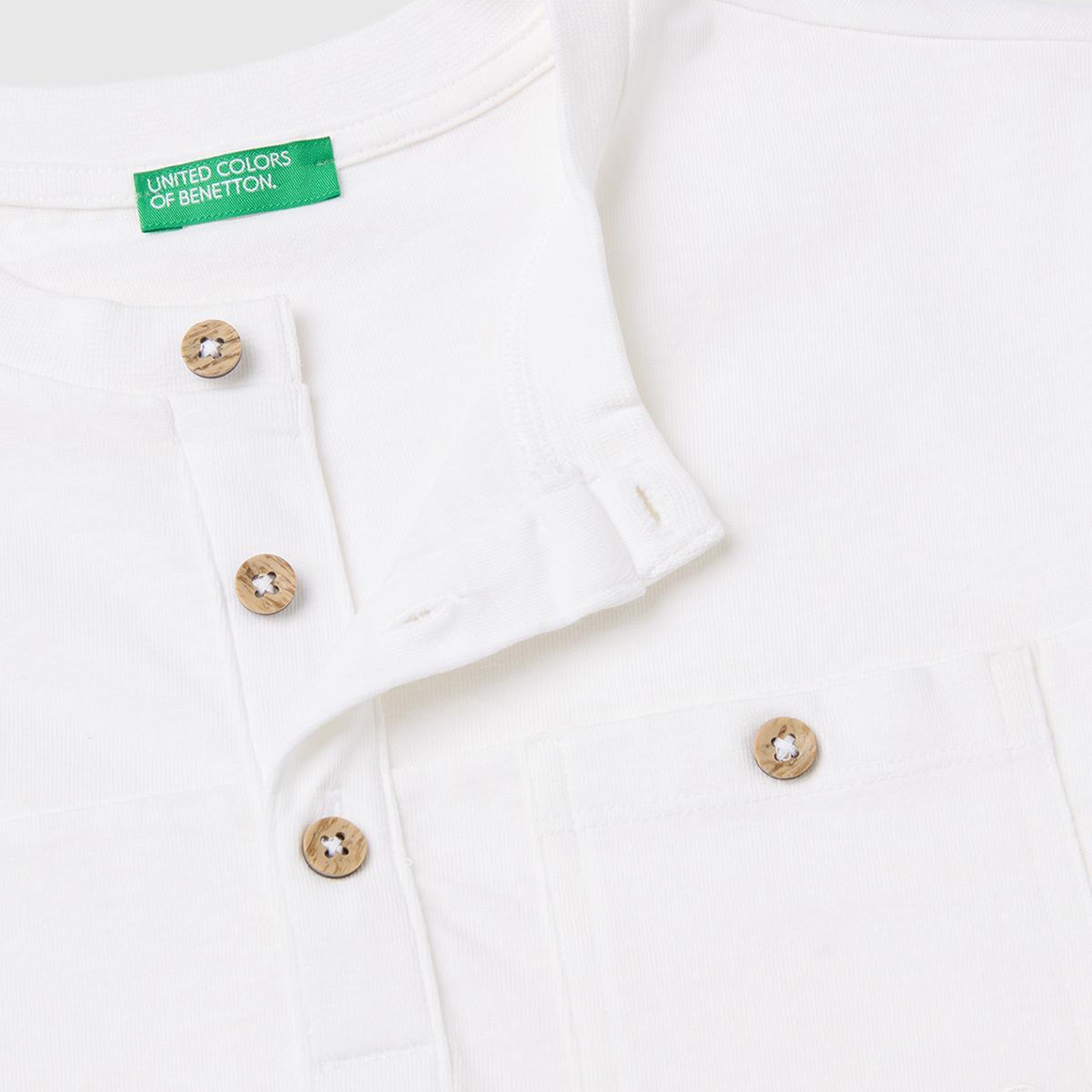 Erkek Çocuk Beyaz Logo İşlemeli Düğmeli Cep Detaylı Henley Yaka T-Shirt