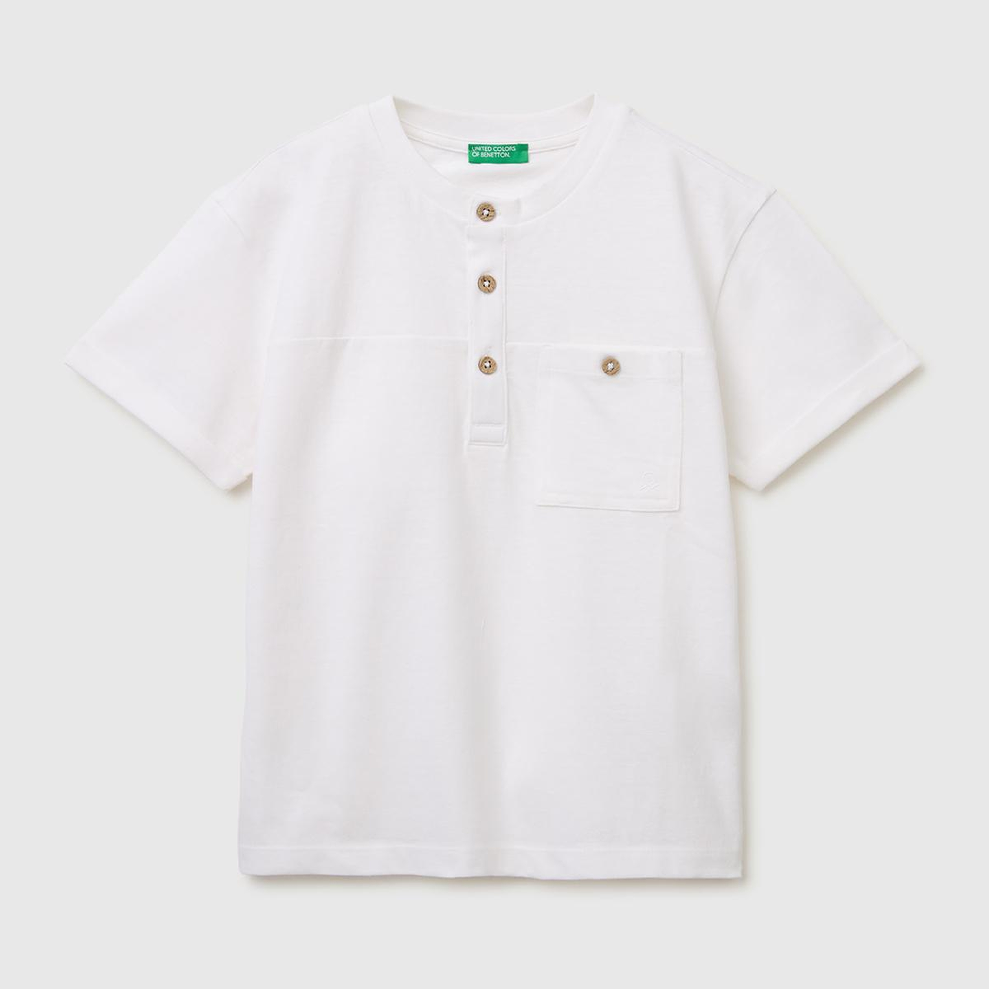 Erkek Çocuk Beyaz Logo İşlemeli Düğmeli Cep Detaylı Henley Yaka T-Shirt