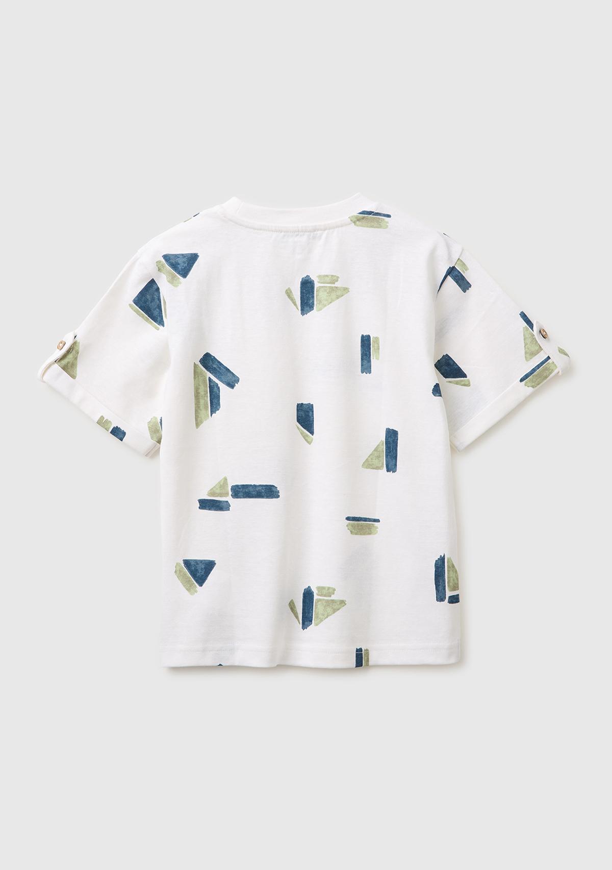 Erkek Çocuk Beyaz Logo İşlemeli Düğmeli Cep Detaylı Tamamı Desenli T-Shirt