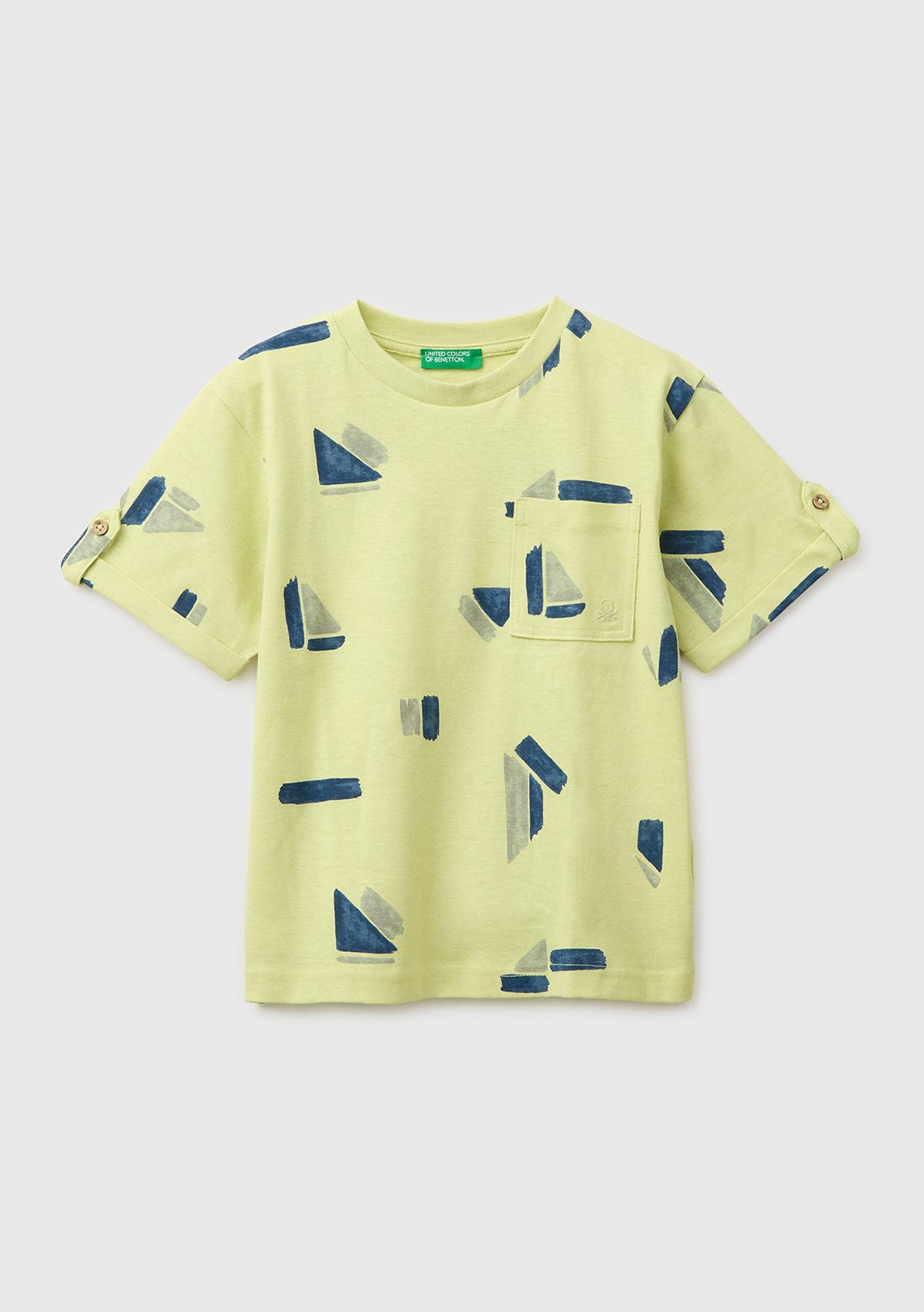 Erkek Çocuk Sarı Logo İşlemeli Düğmeli Cep Detaylı Tamamı Desenli T-Shirt
