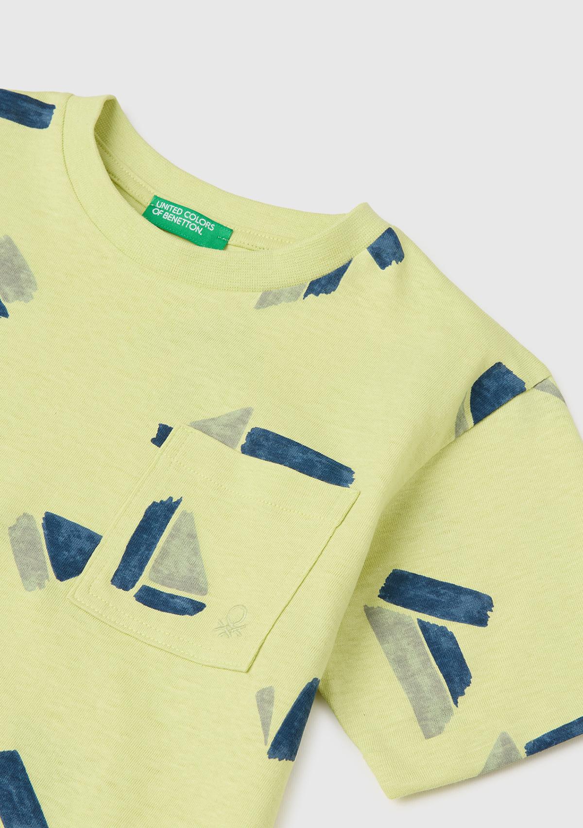 Erkek Çocuk Sarı Logo İşlemeli Düğmeli Cep Detaylı Tamamı Desenli T-Shirt