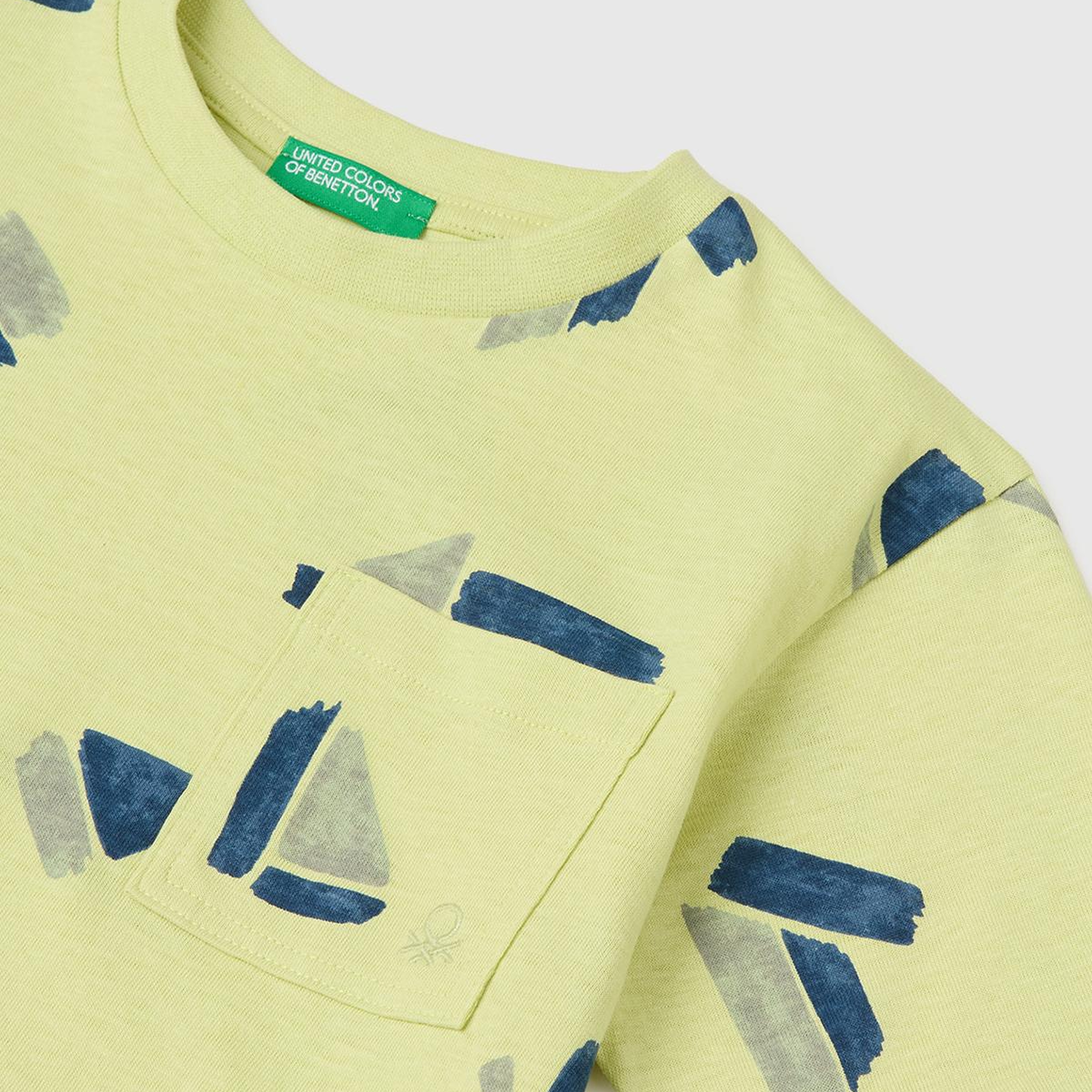 Erkek Çocuk Sarı Logo İşlemeli Düğmeli Cep Detaylı Tamamı Desenli T-Shirt