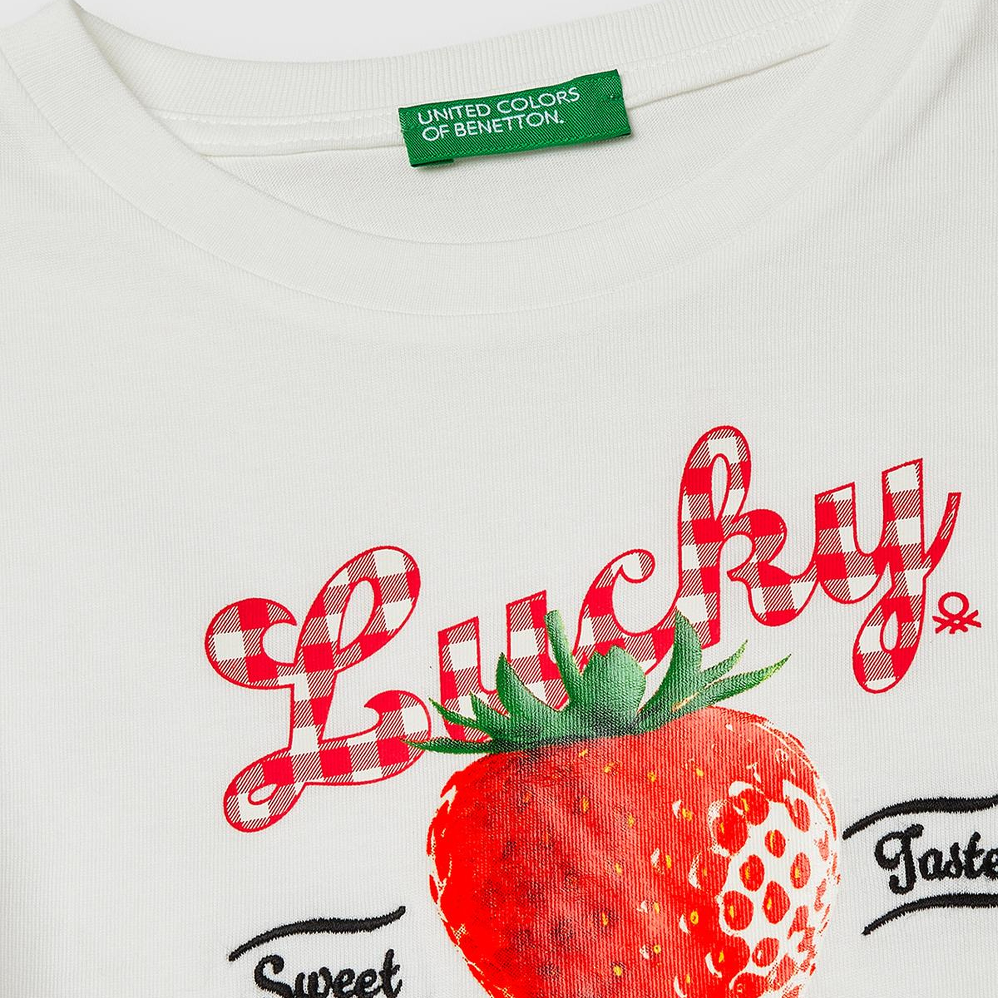 Kız Çocuk Beyaz Yanları Büzgülü Detaylı Önü Baskılı ve İşlemeli T-Shirt