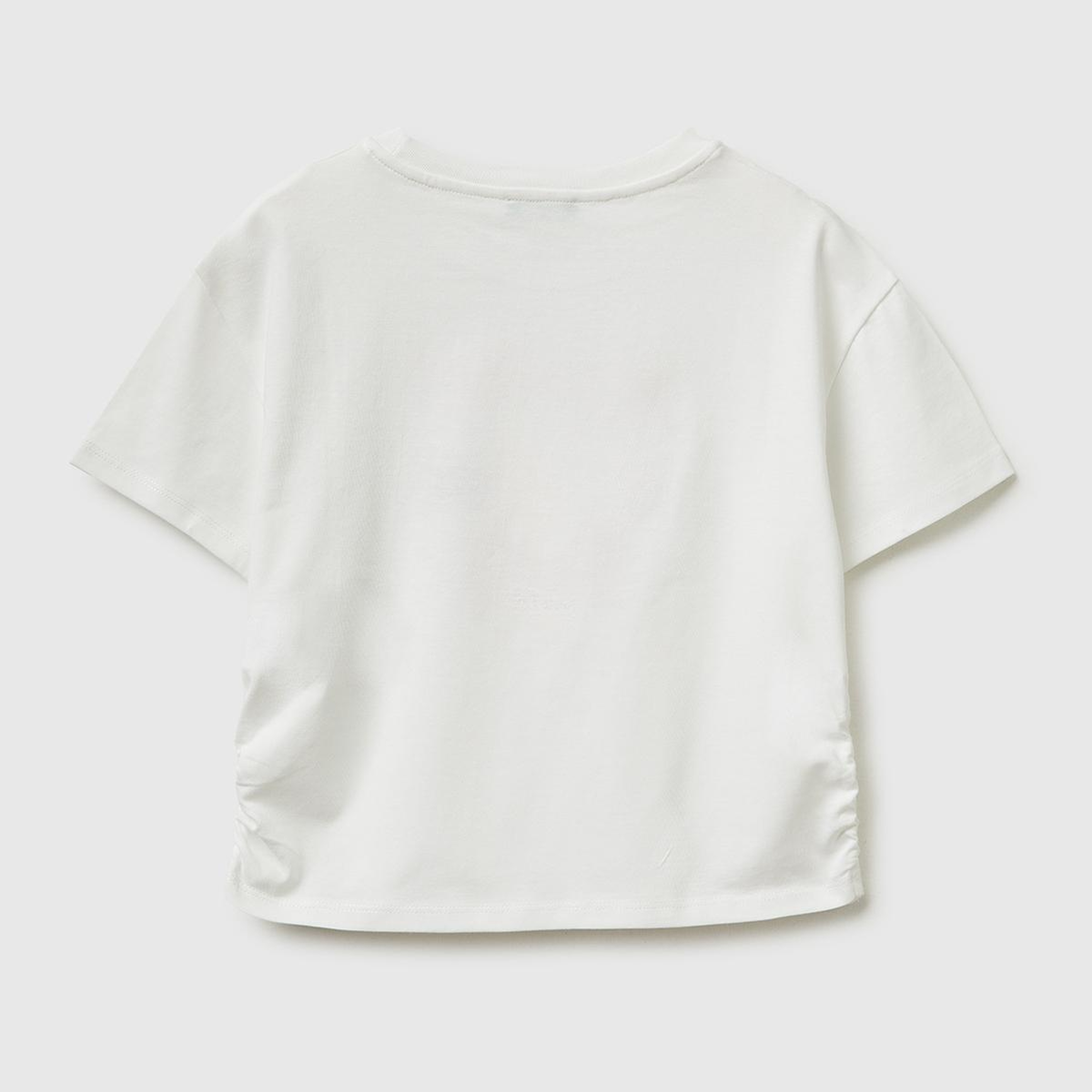 Kız Çocuk Beyaz Yanları Büzgülü Detaylı Önü Baskılı ve İşlemeli T-Shirt