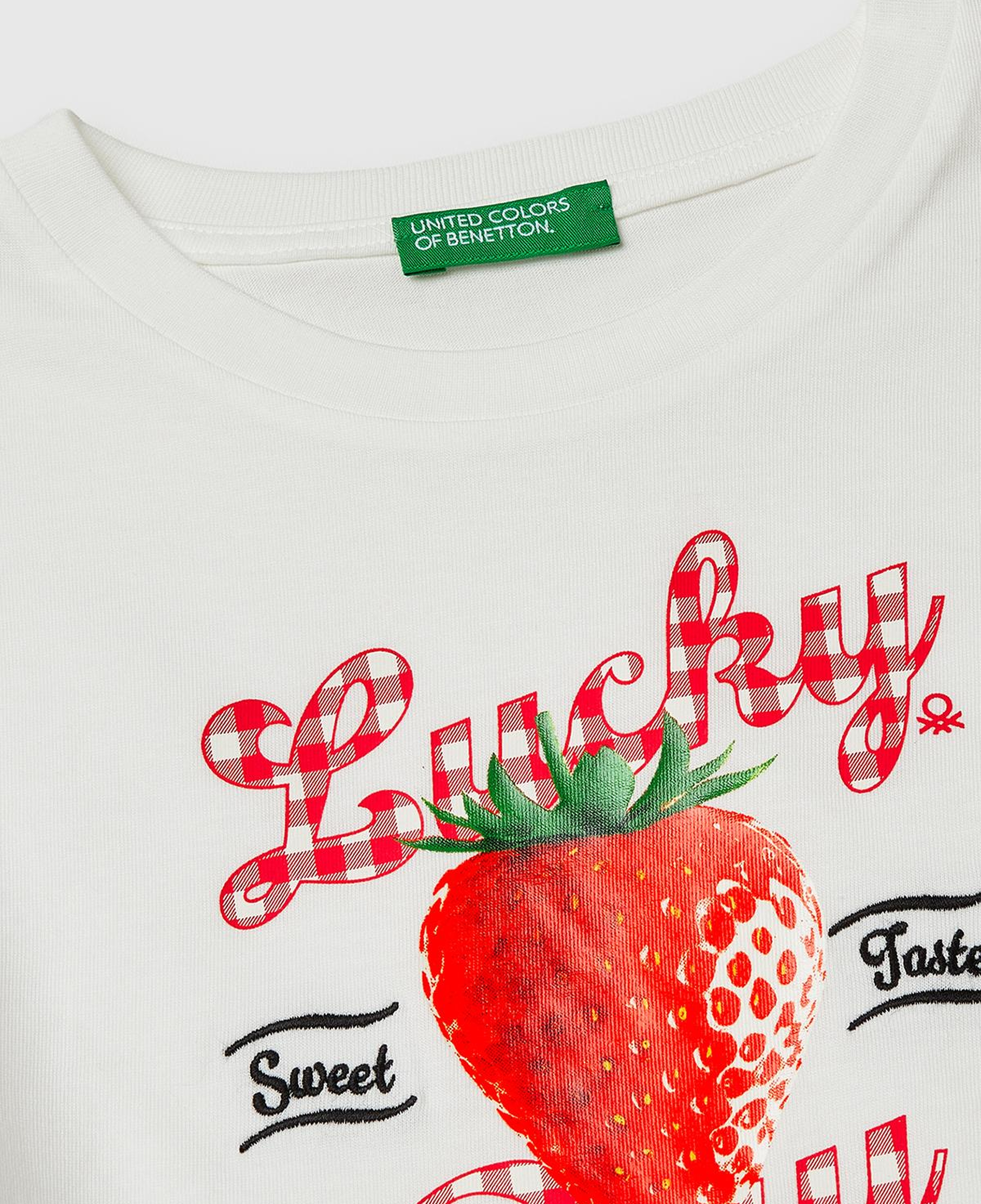 Kız Çocuk Beyaz Yanları Büzgülü Detaylı Önü Baskılı ve İşlemeli T-Shirt