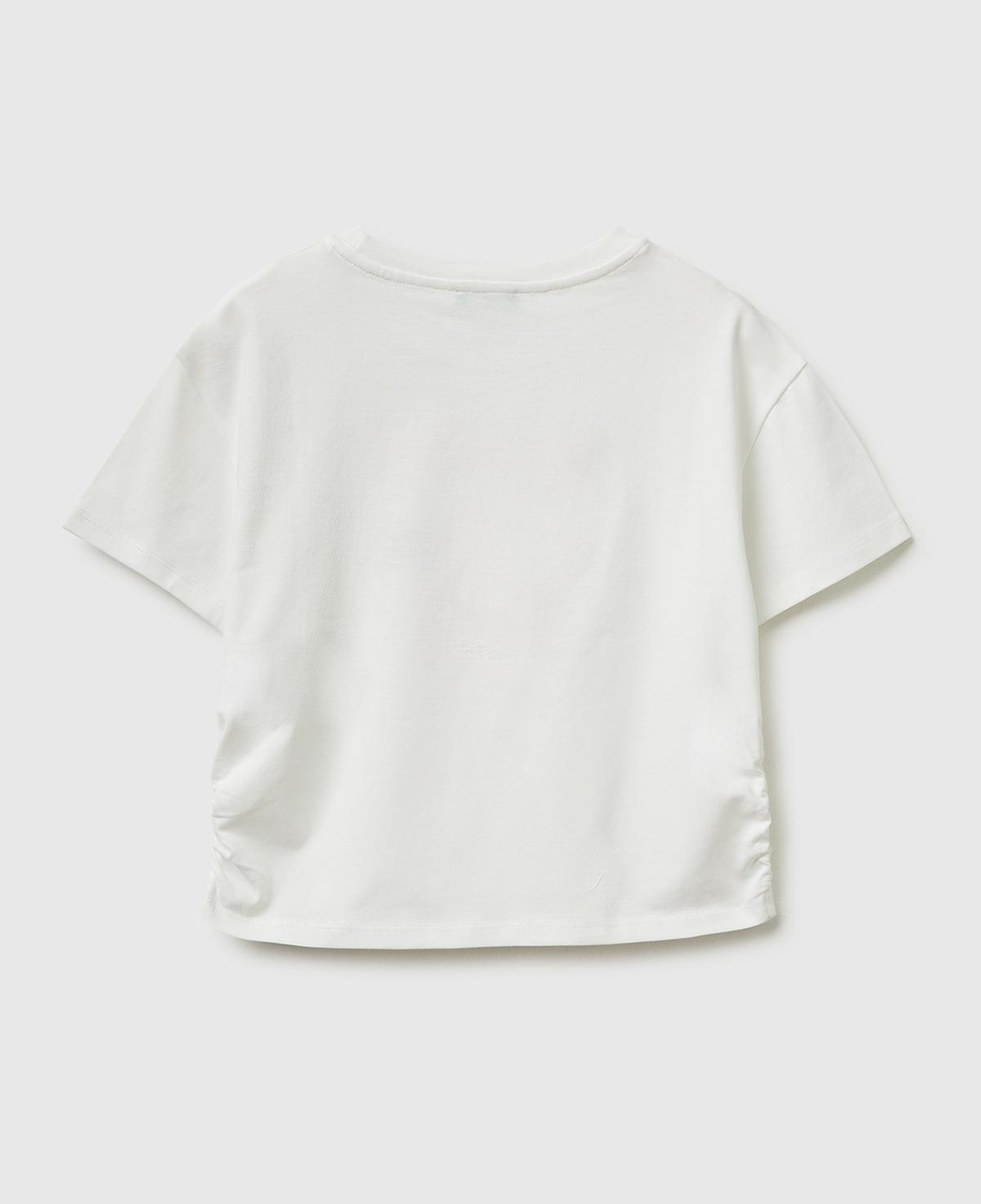 Kız Çocuk Beyaz Yanları Büzgülü Detaylı Önü Baskılı ve İşlemeli T-Shirt