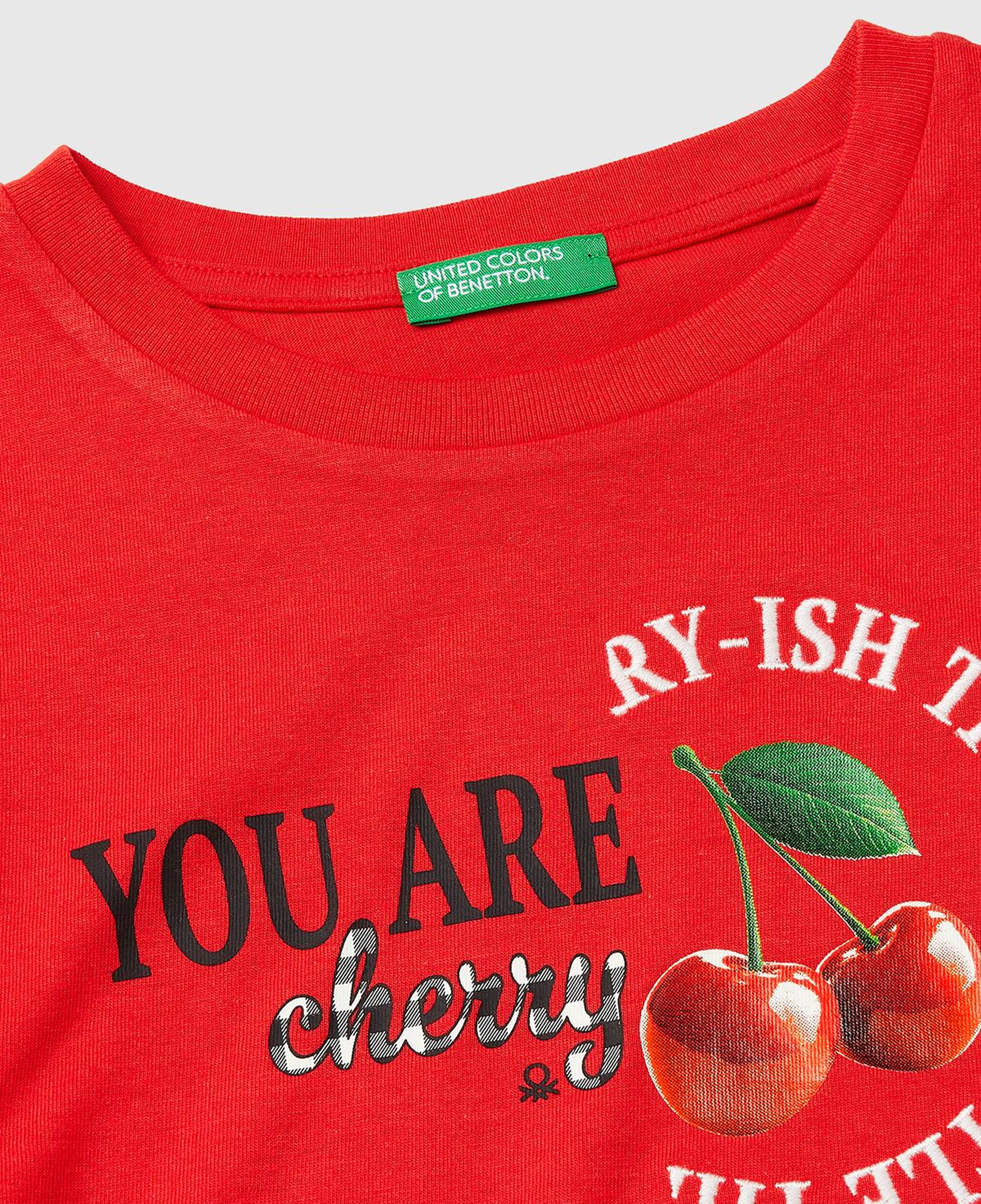 Kız Çocuk Kırmızı Yanları Büzgülü Detaylı Önü Baskılı ve İşlemeli T-Shirt