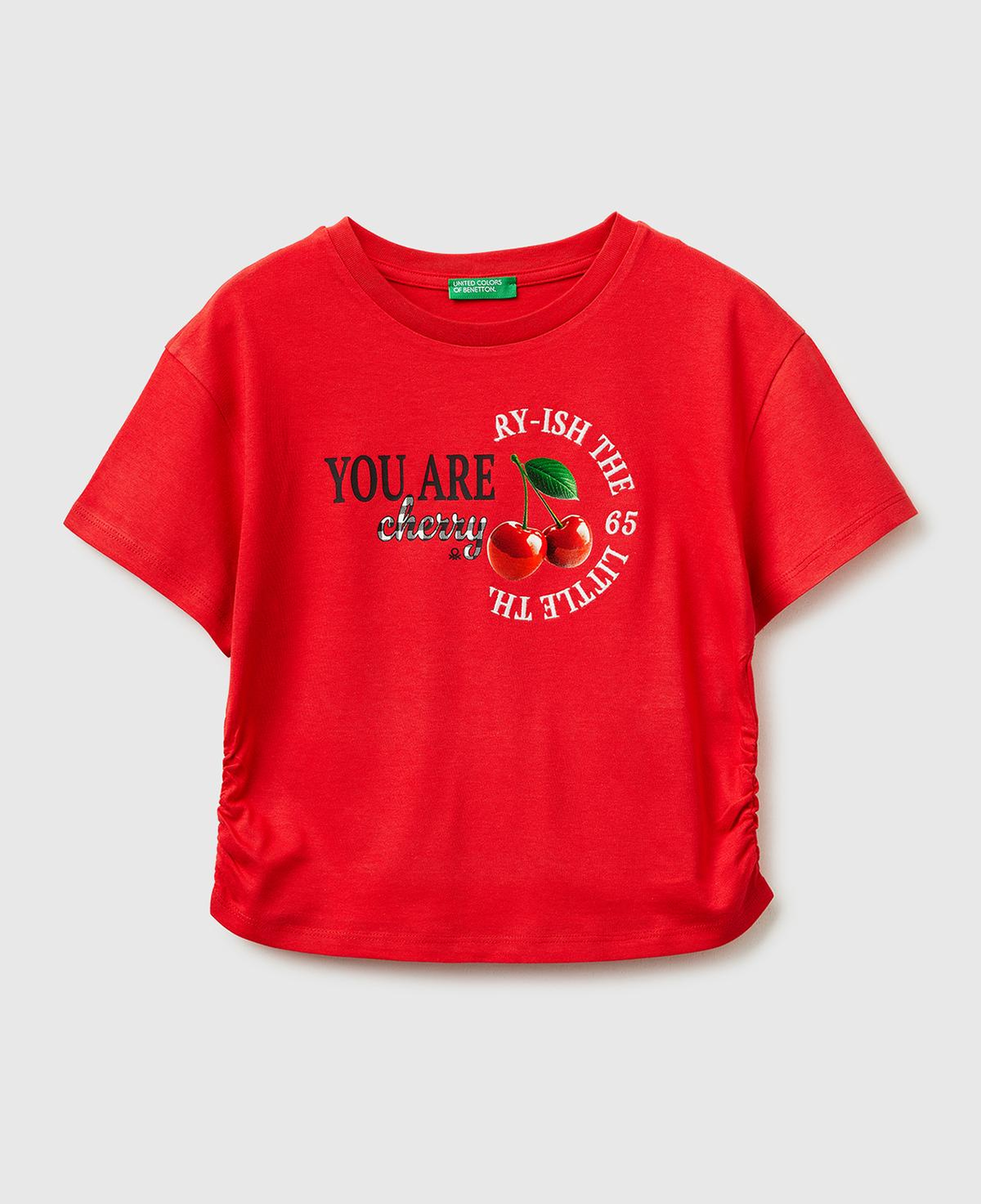 Kız Çocuk Kırmızı Yanları Büzgülü Detaylı Önü Baskılı ve İşlemeli T-Shirt