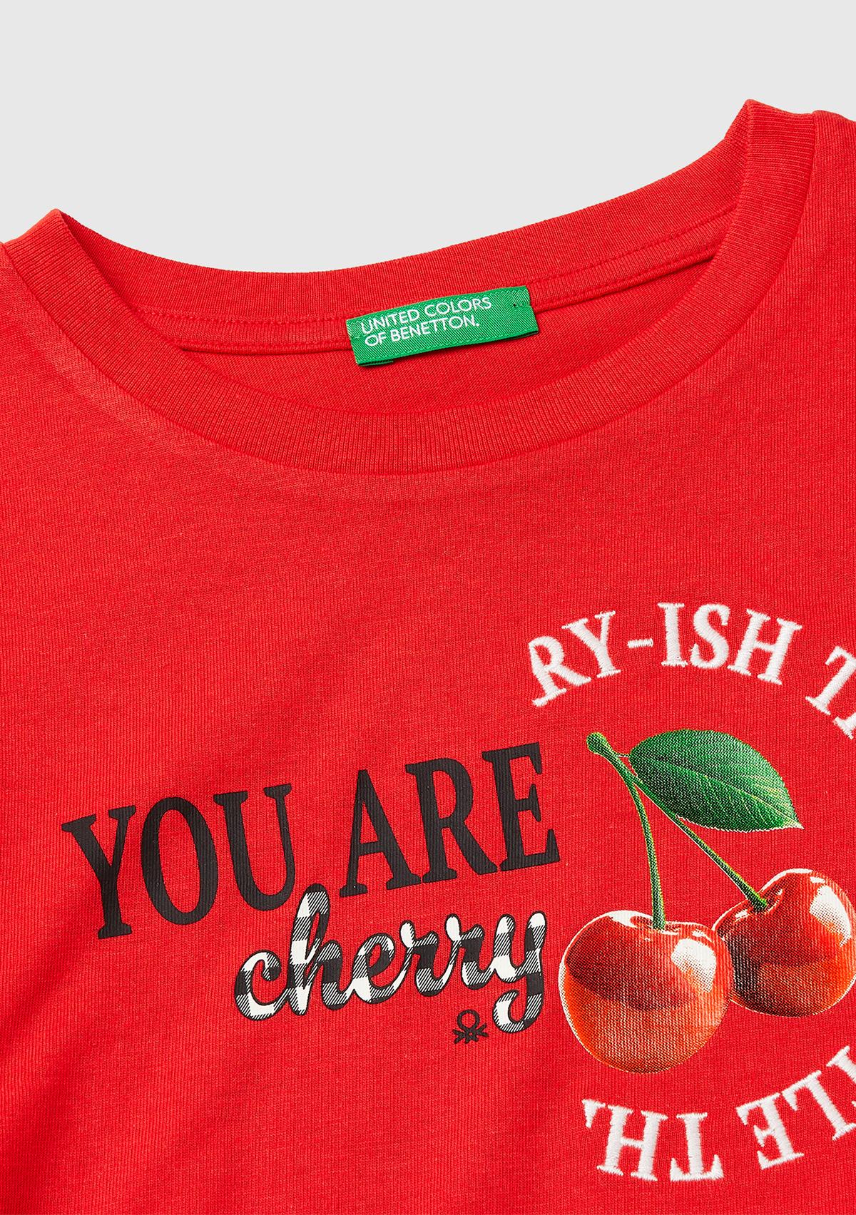 Kız Çocuk Kırmızı Yanları Büzgülü Detaylı Önü Baskılı ve İşlemeli T-Shirt