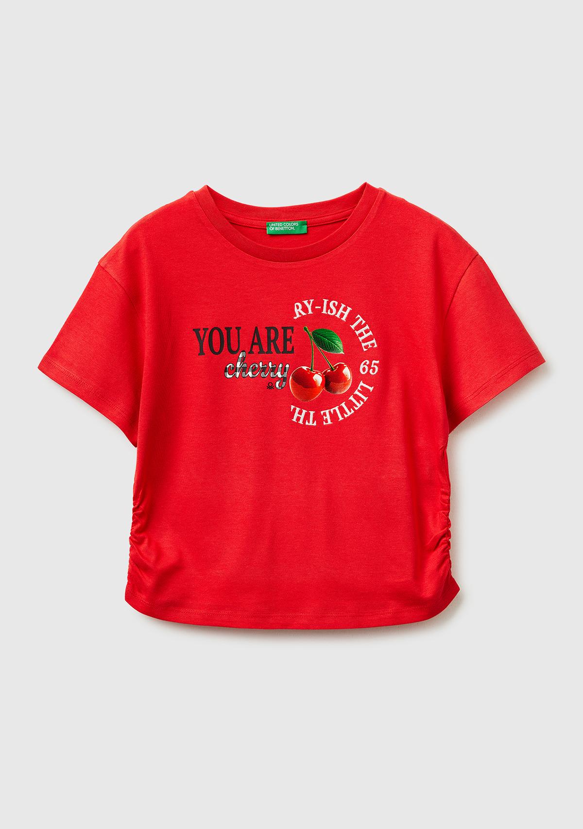 Kız Çocuk Kırmızı Yanları Büzgülü Detaylı Önü Baskılı ve İşlemeli T-Shirt