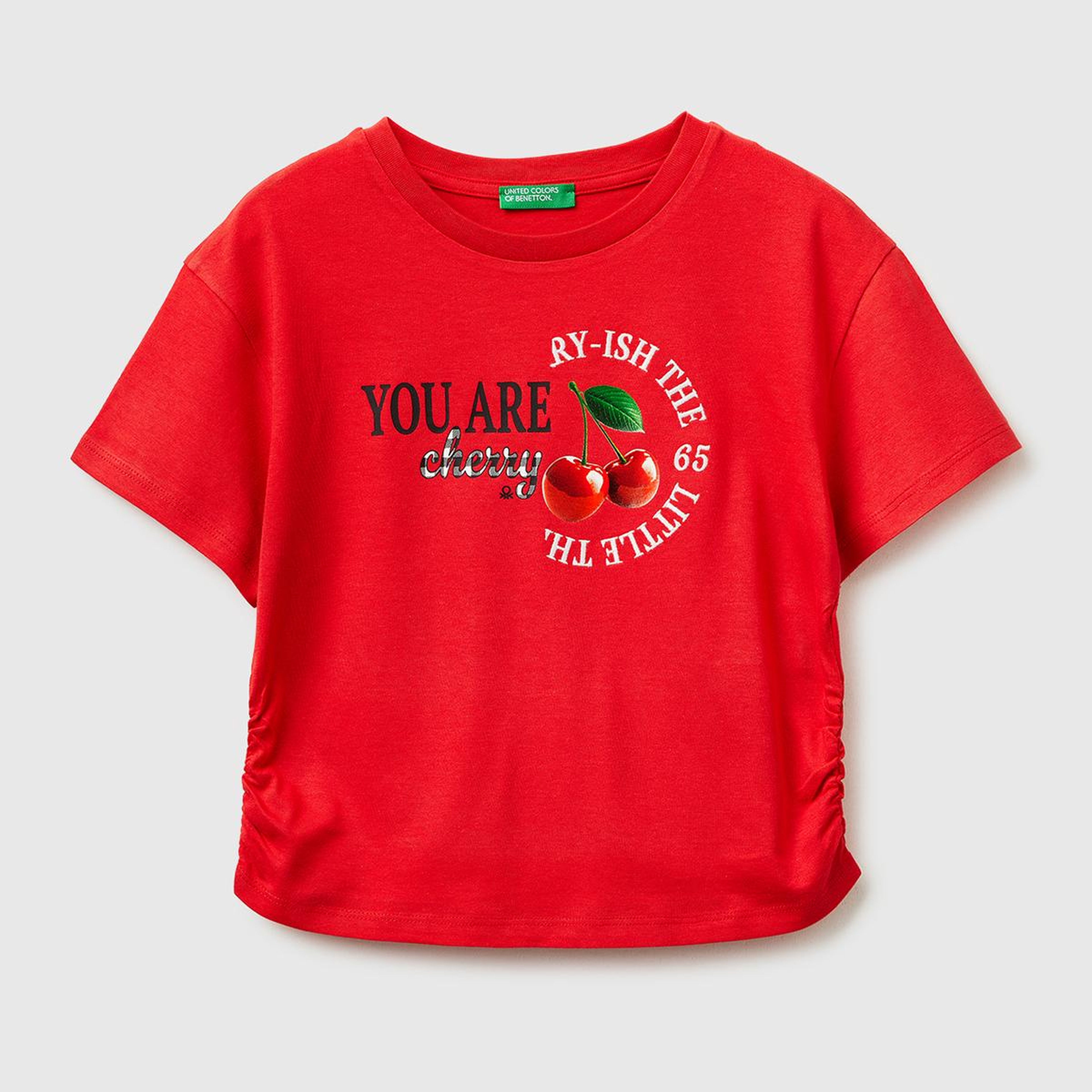 Kız Çocuk Kırmızı Yanları Büzgülü Detaylı Önü Baskılı ve İşlemeli T-Shirt