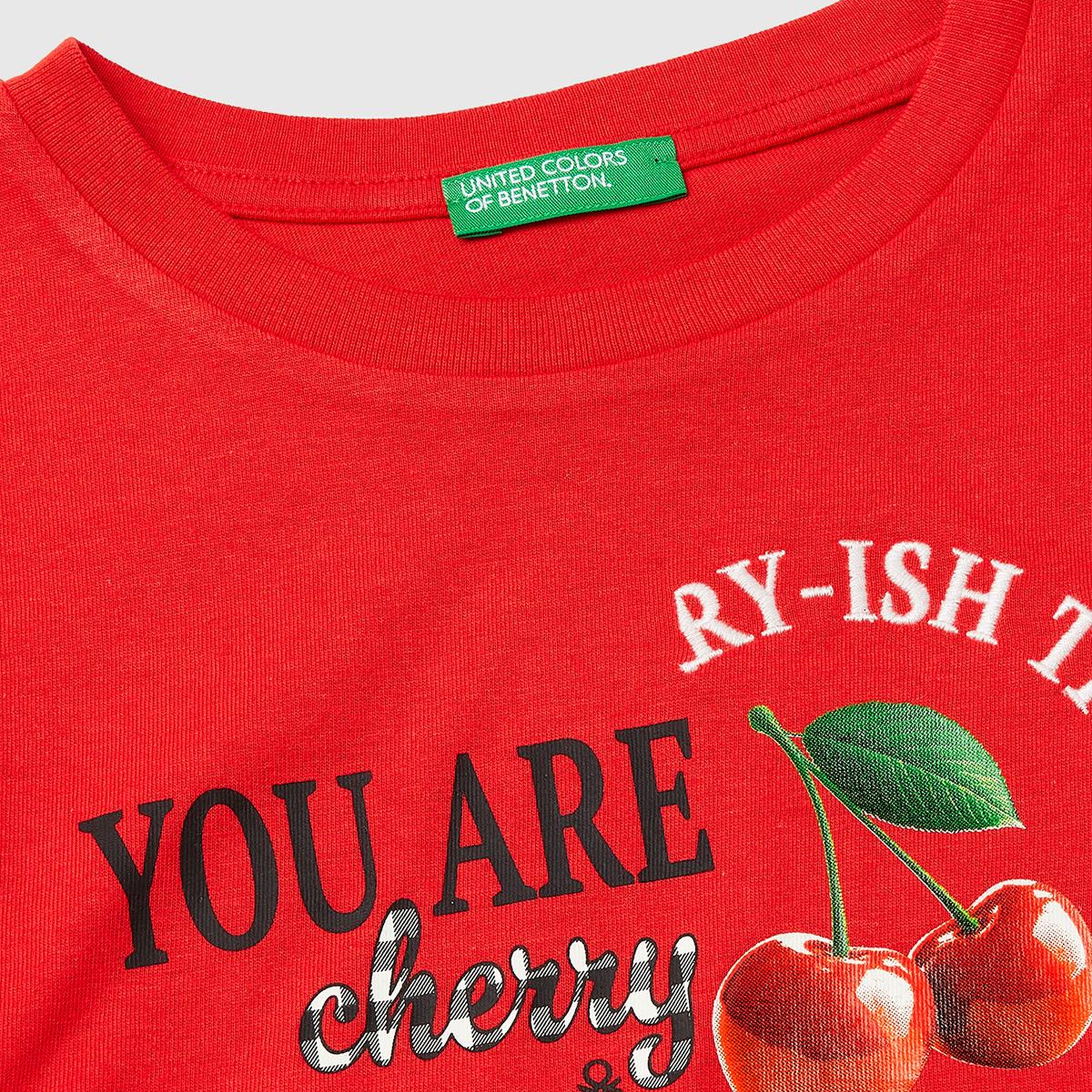Kız Çocuk Kırmızı Yanları Büzgülü Detaylı Önü Baskılı ve İşlemeli T-Shirt