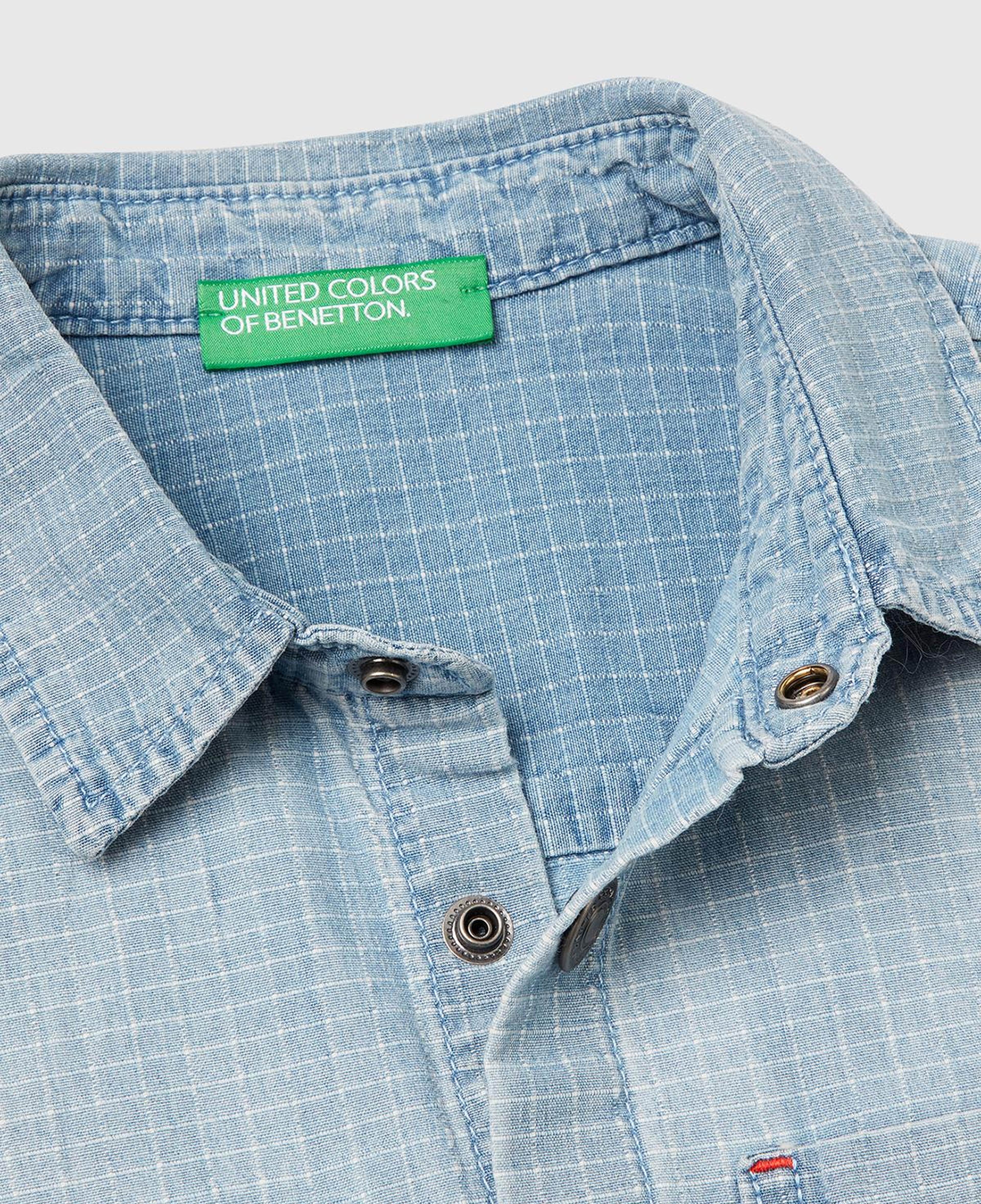 Erkek Çocuk Açık Denim Etiket Detaylı Önü Cepli Kısa Kollu Denim Gömlek