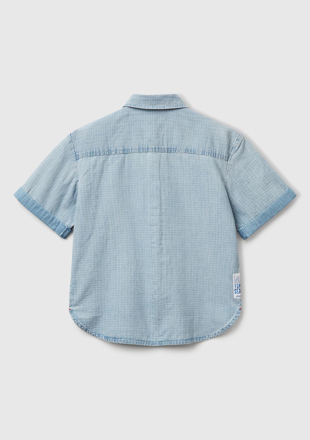 Erkek Çocuk Açık Denim Etiket Detaylı Önü Cepli Kısa Kollu Denim Gömlek