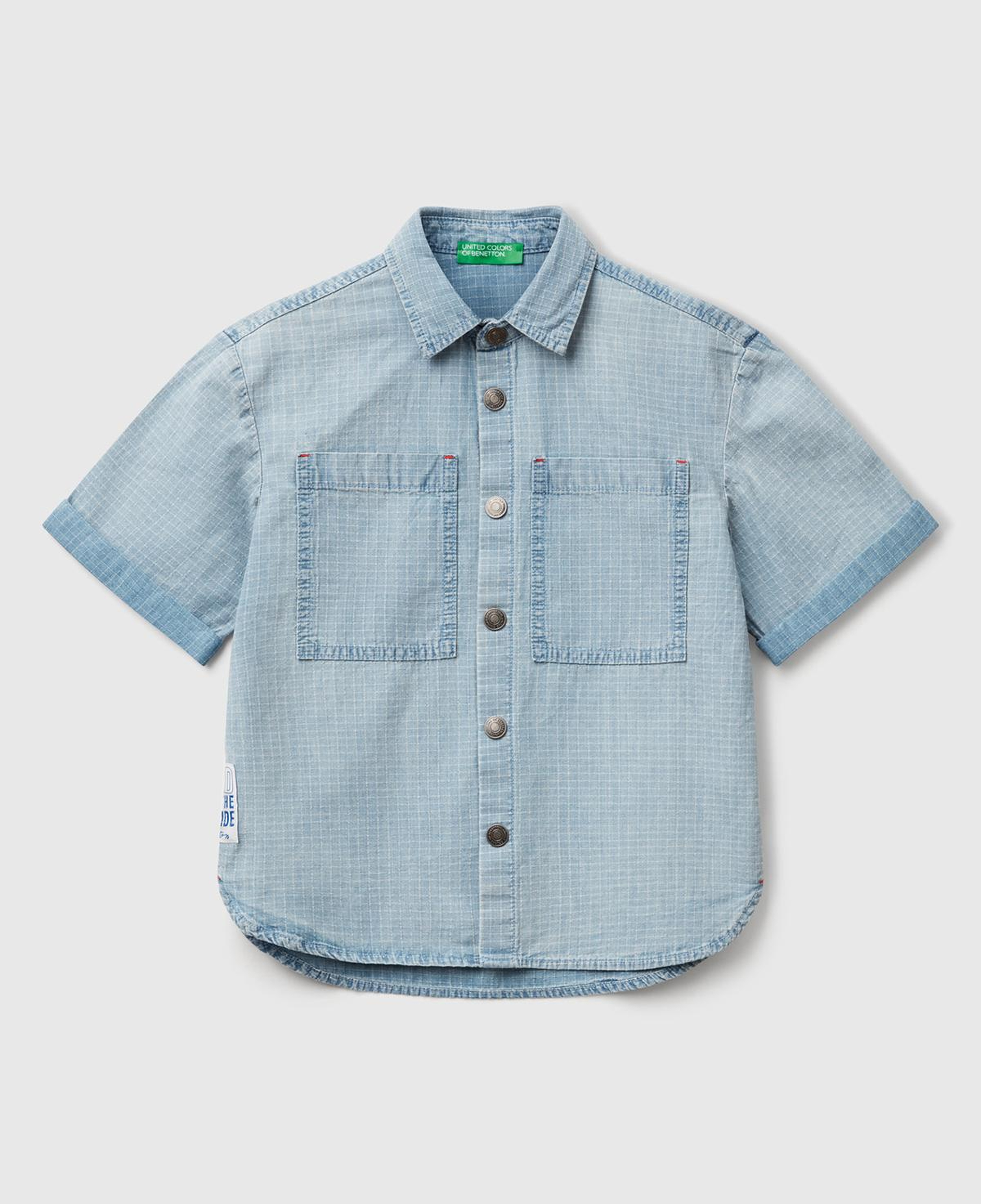 Erkek Çocuk Açık Denim Etiket Detaylı Önü Cepli Kısa Kollu Denim Gömlek