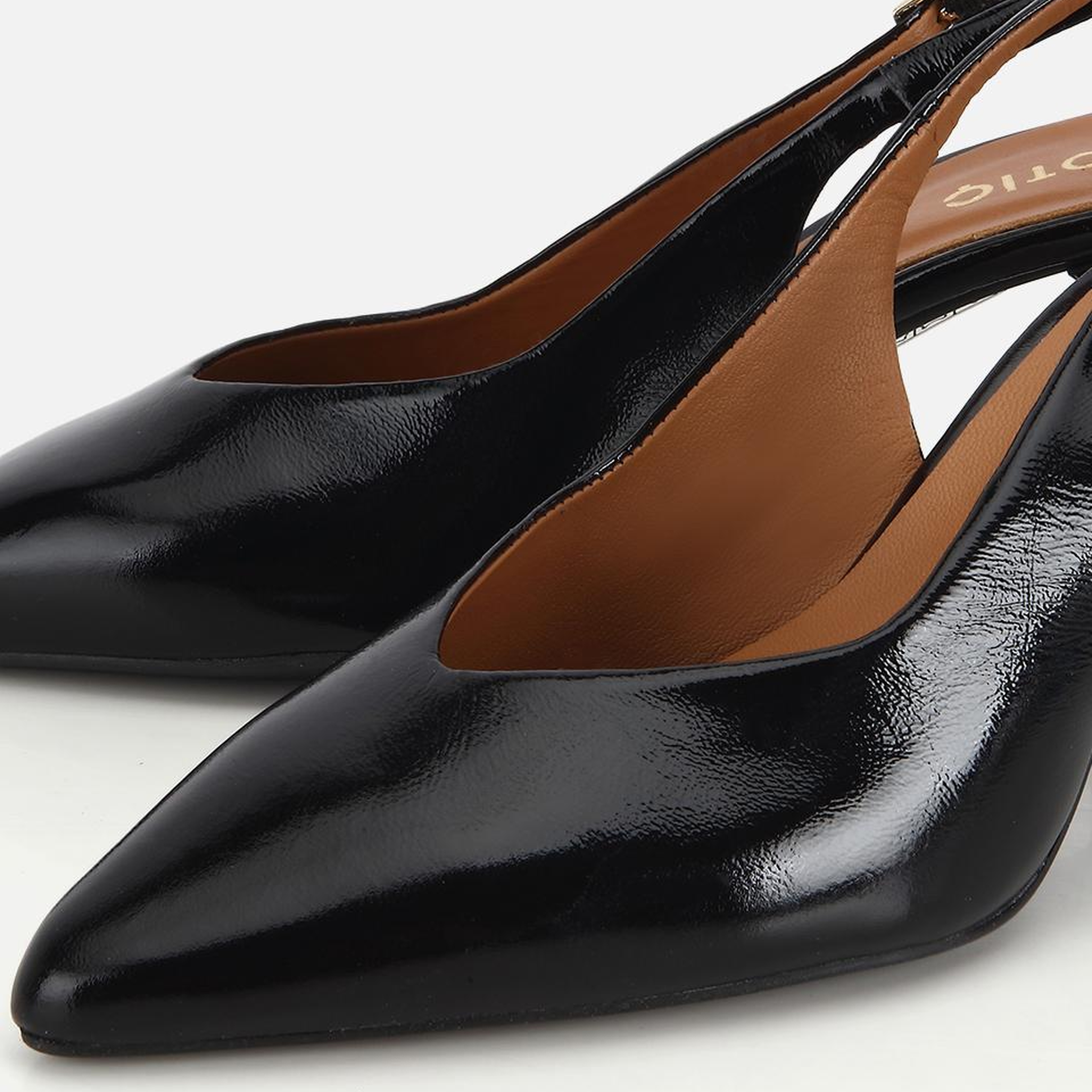Kadın Rugan Deri Siyah Sivri Burunlu Arkası Açık Kısa Topuklu Stiletto