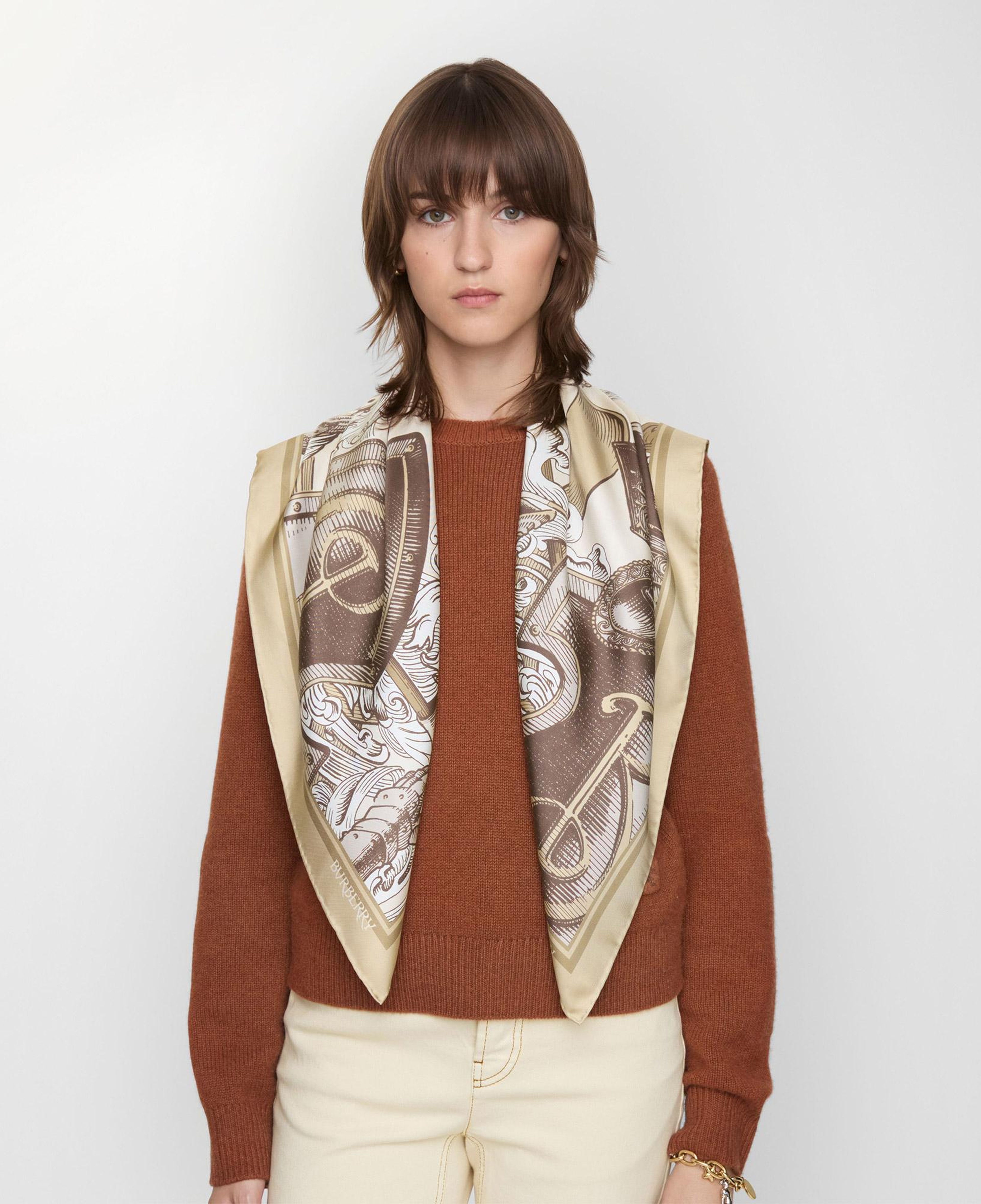 Burberry Etched Knight Kadın Bej Eşarp