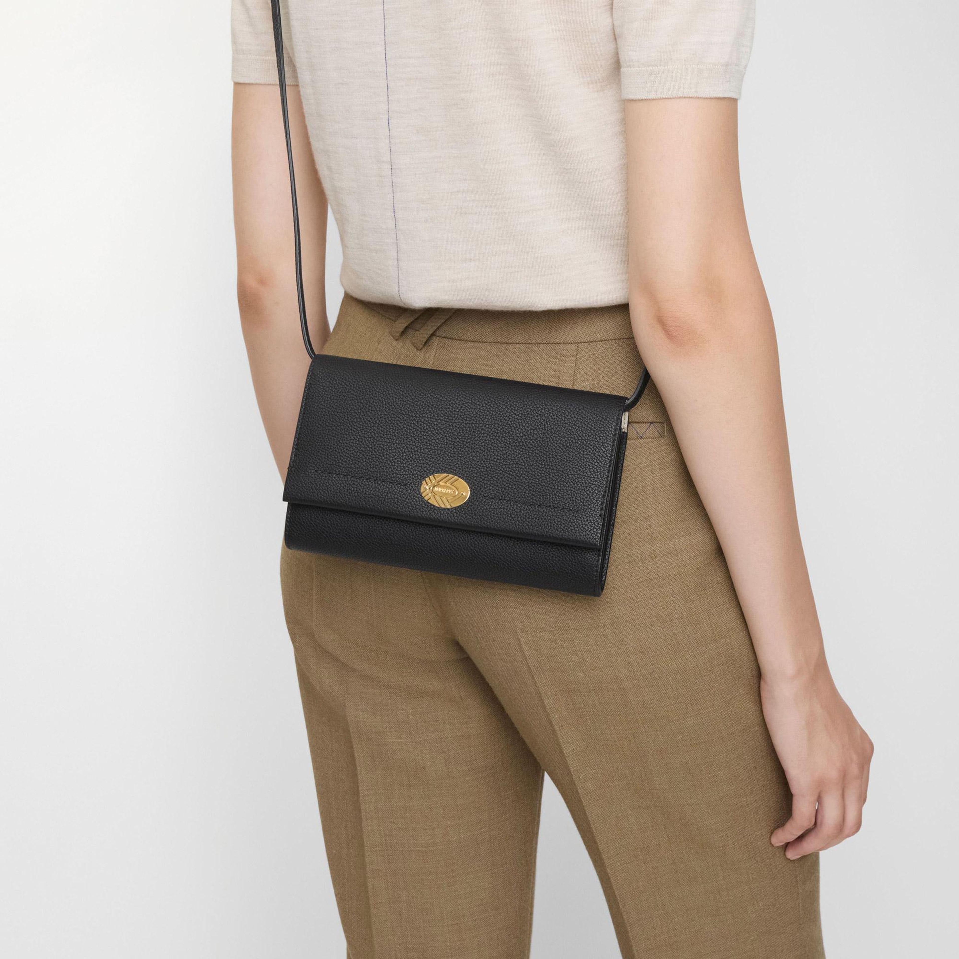 Burberry Cotswolds On Strap Kadın Siyah Çanta