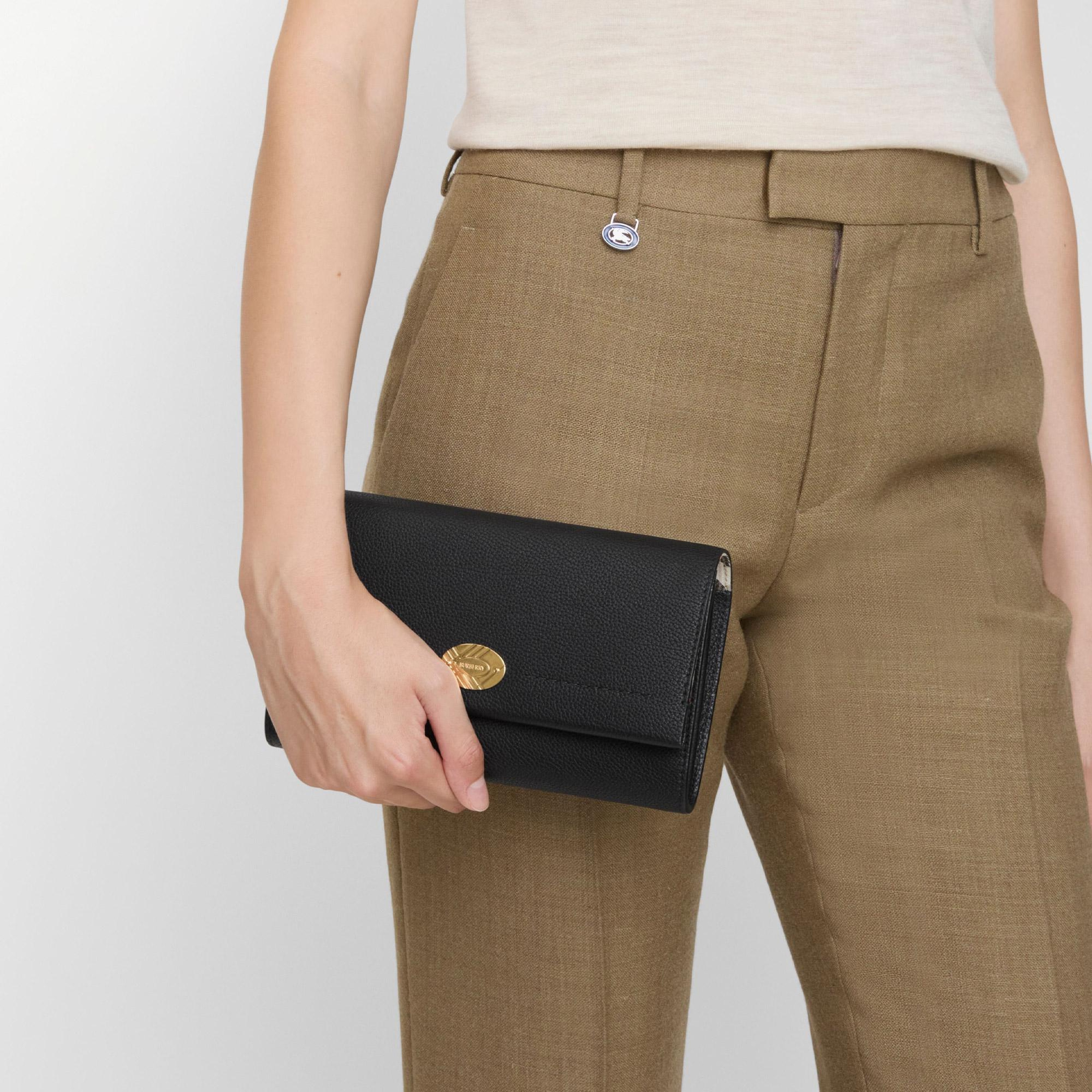 Burberry Cotswolds On Strap Kadın Siyah Çanta