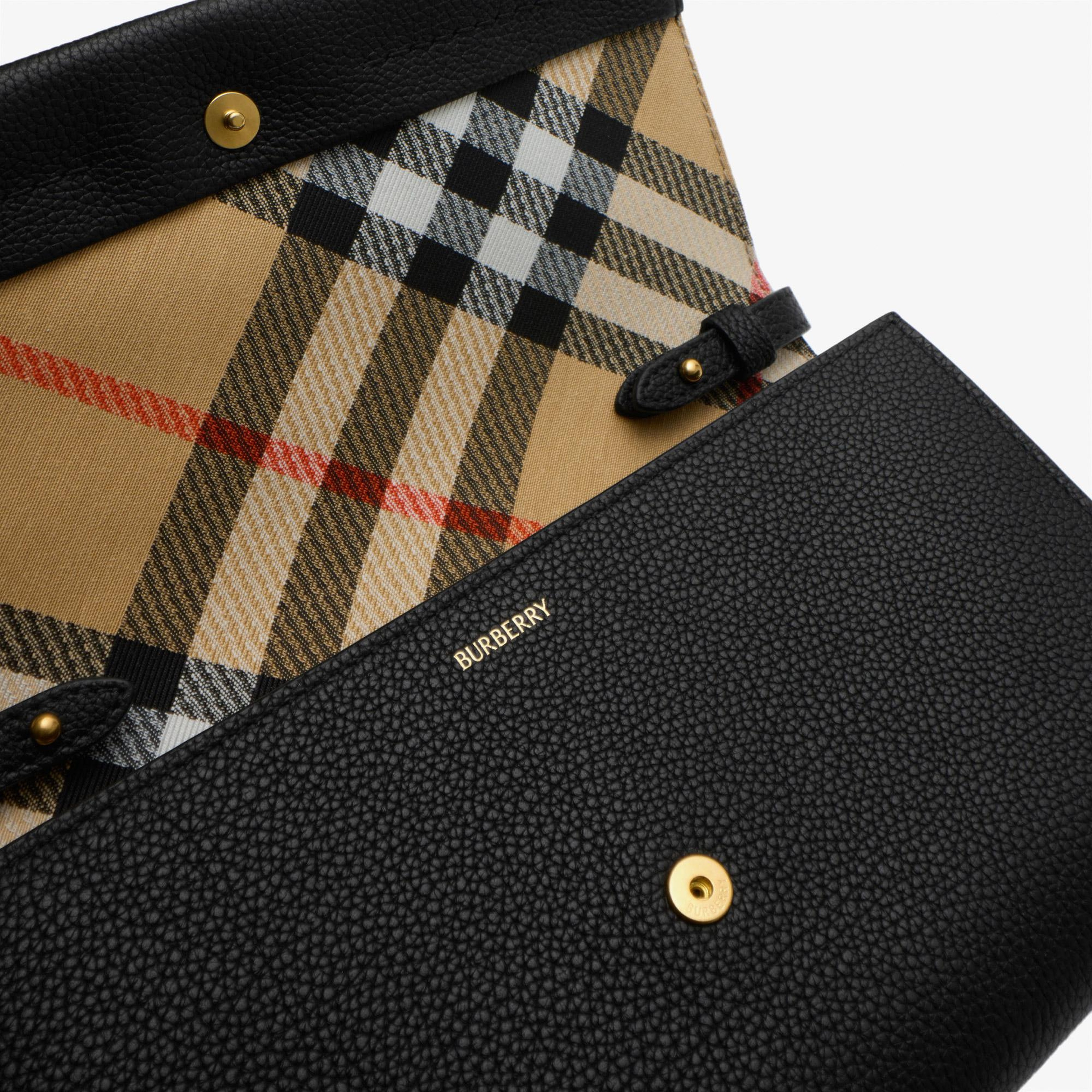 Burberry Cotswolds On Strap Kadın Siyah Çanta
