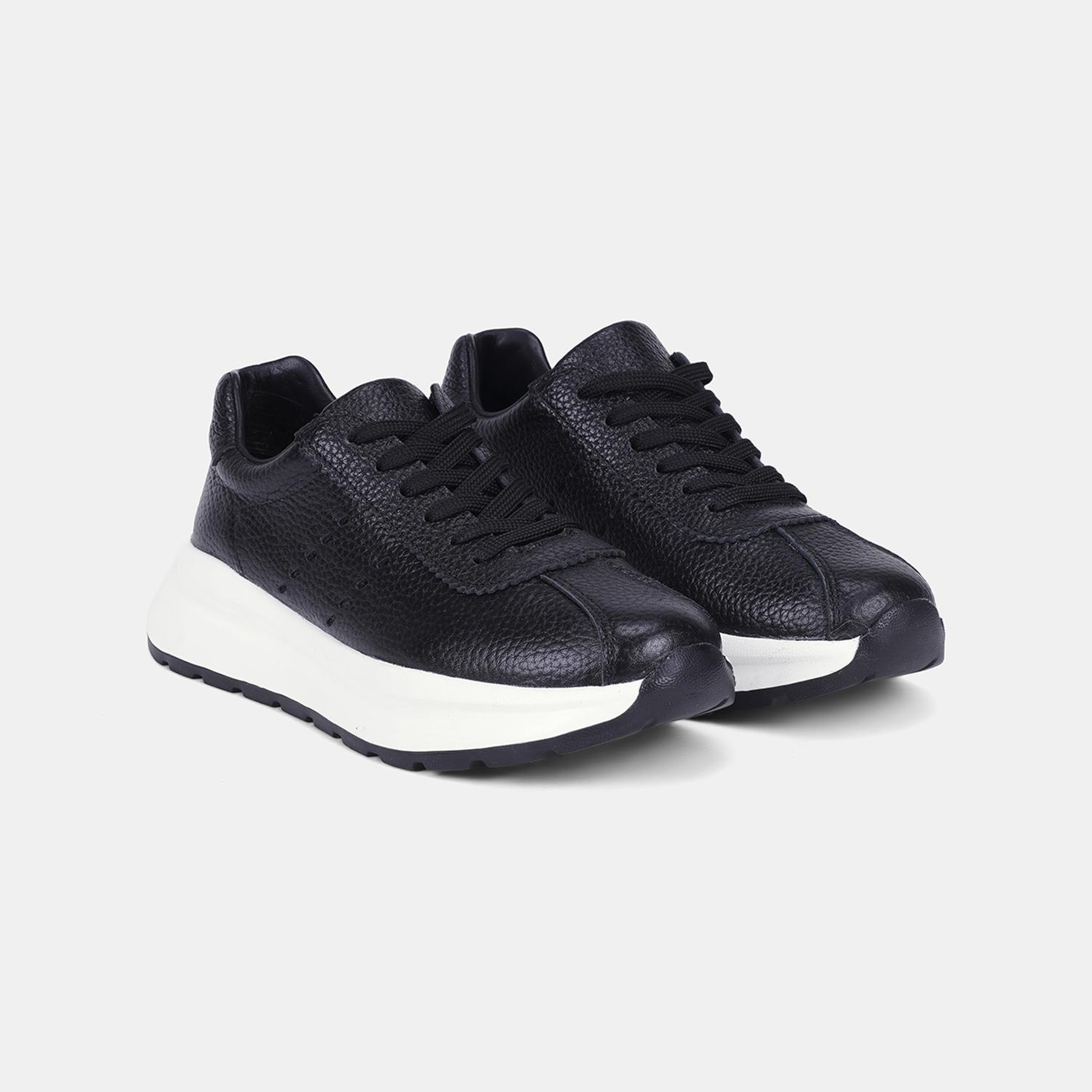 Kadın Siyah Bağcıklı Kalın Tabanlı Deri Sneaker