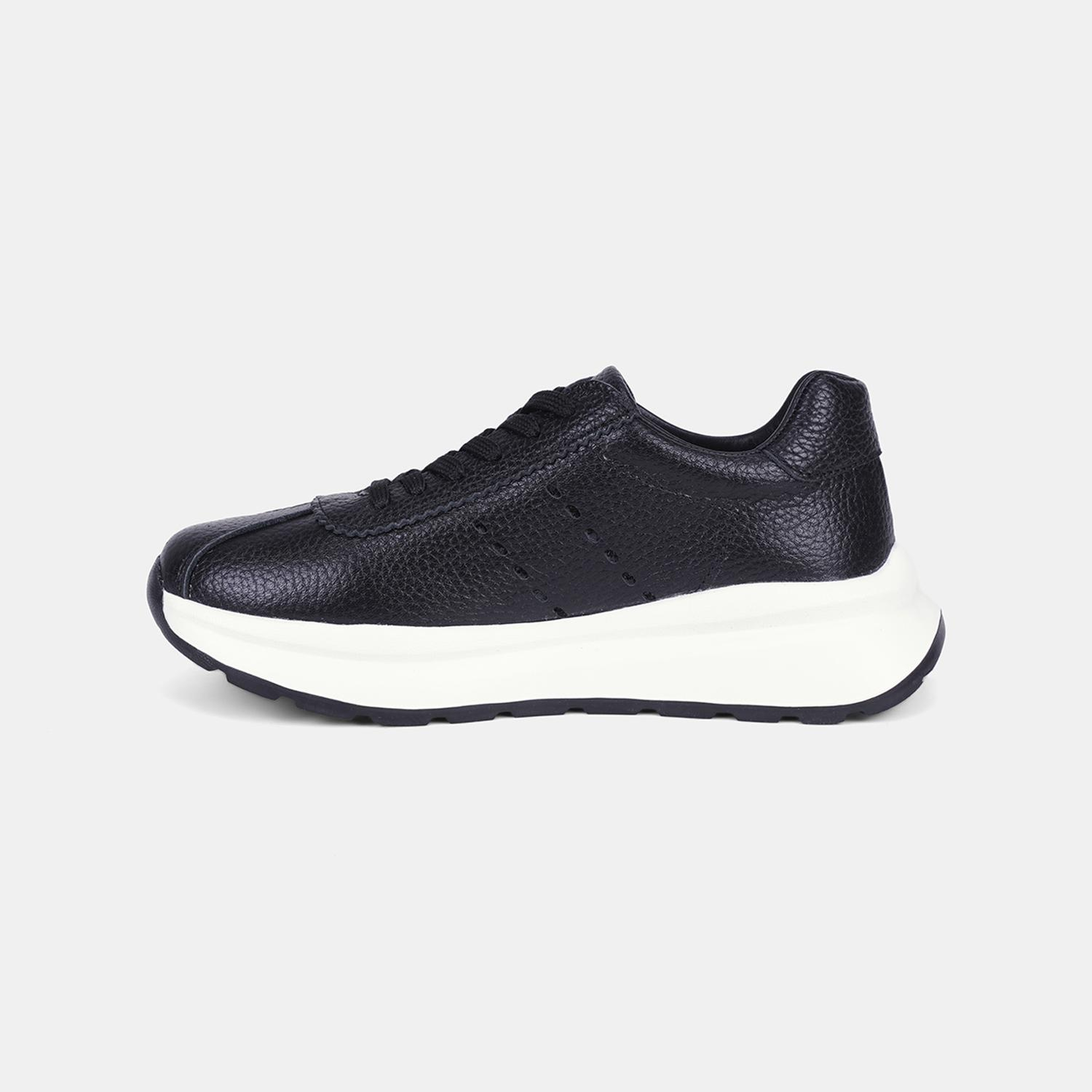 Kadın Siyah Bağcıklı Kalın Tabanlı Deri Sneaker