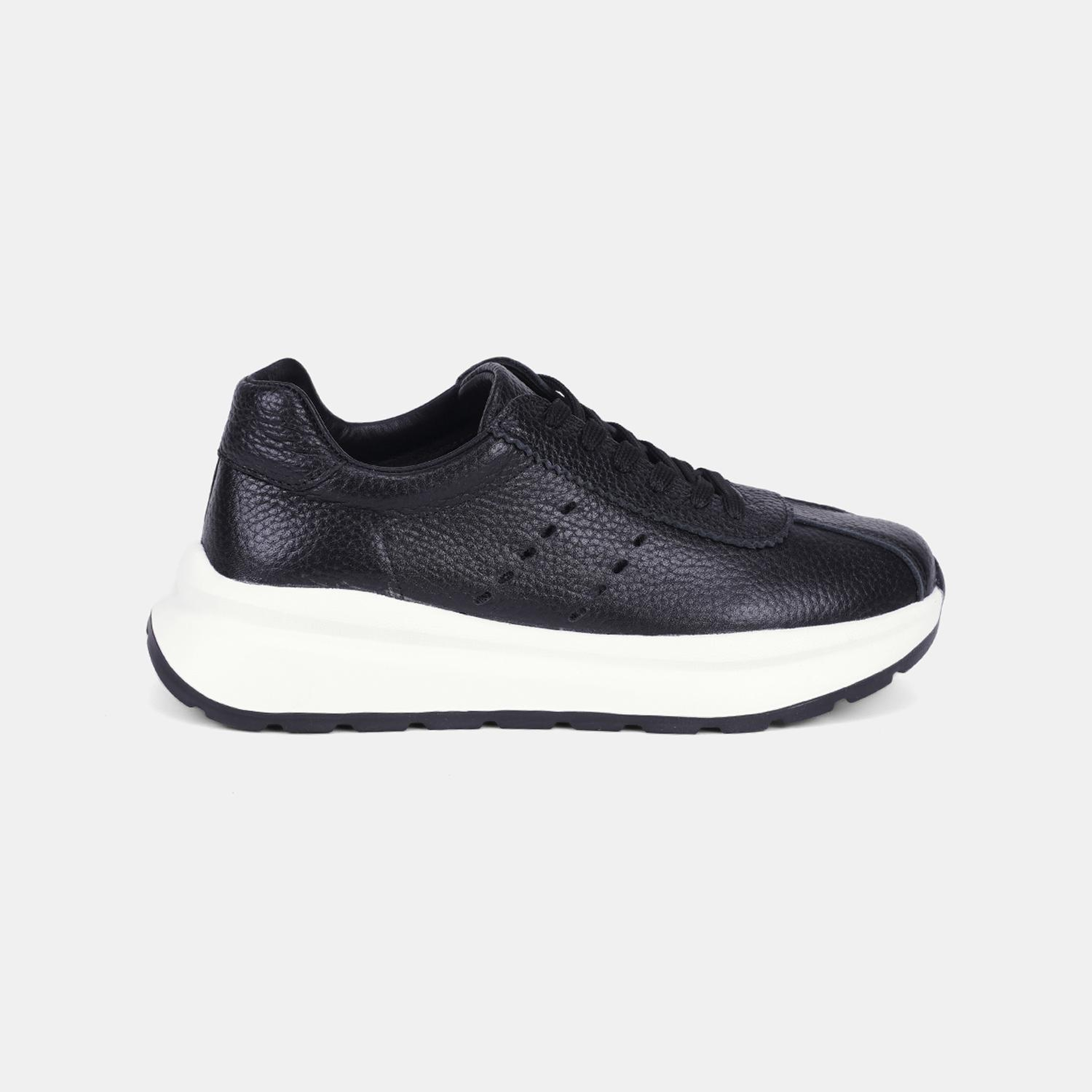 Kadın Siyah Bağcıklı Kalın Tabanlı Deri Sneaker
