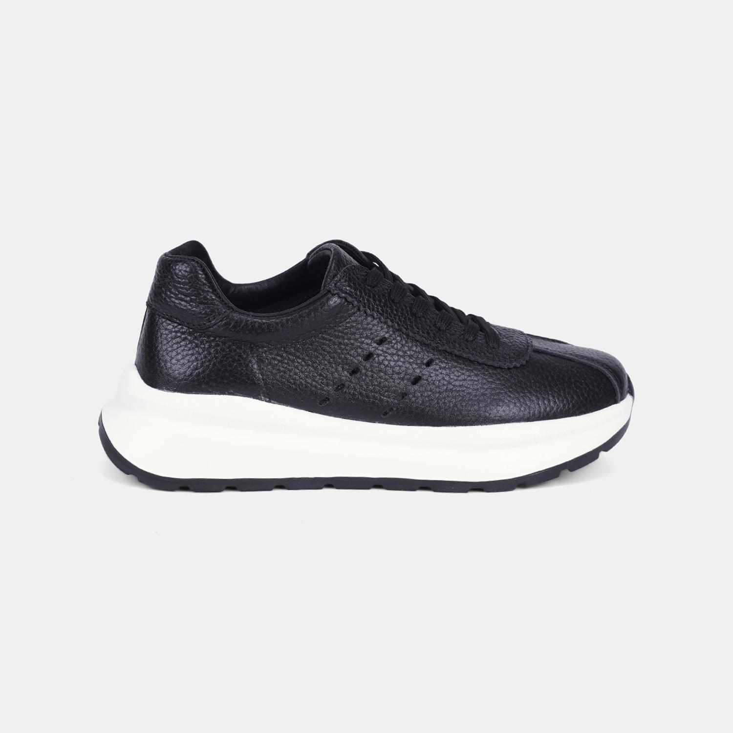 Kadın Siyah Bağcıklı Kalın Tabanlı Deri Sneaker