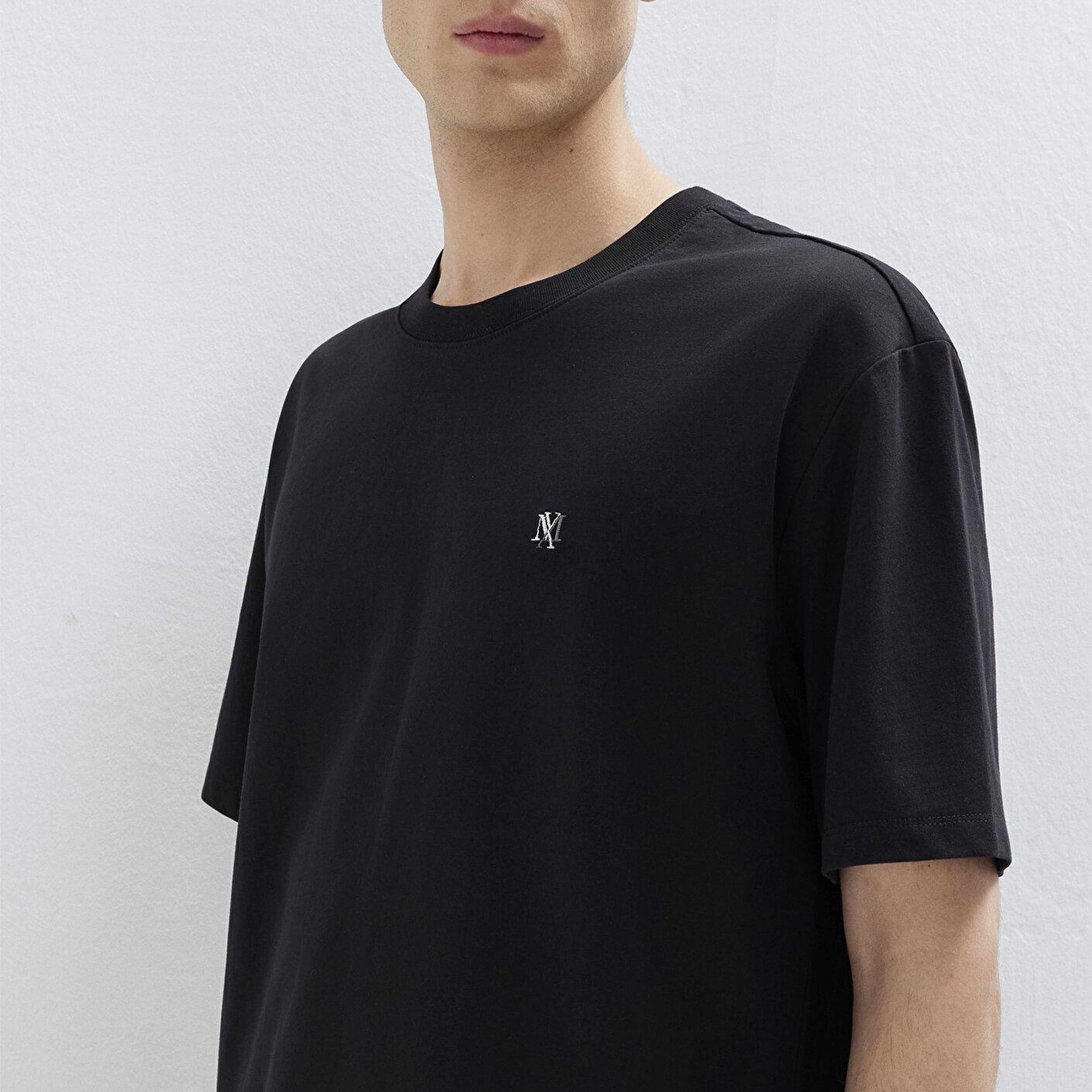 Mavi Mavi Mühür Logo Nakışlı Siyah Tişört Loose Fit / Bol Rahat Kesim 0613436-900