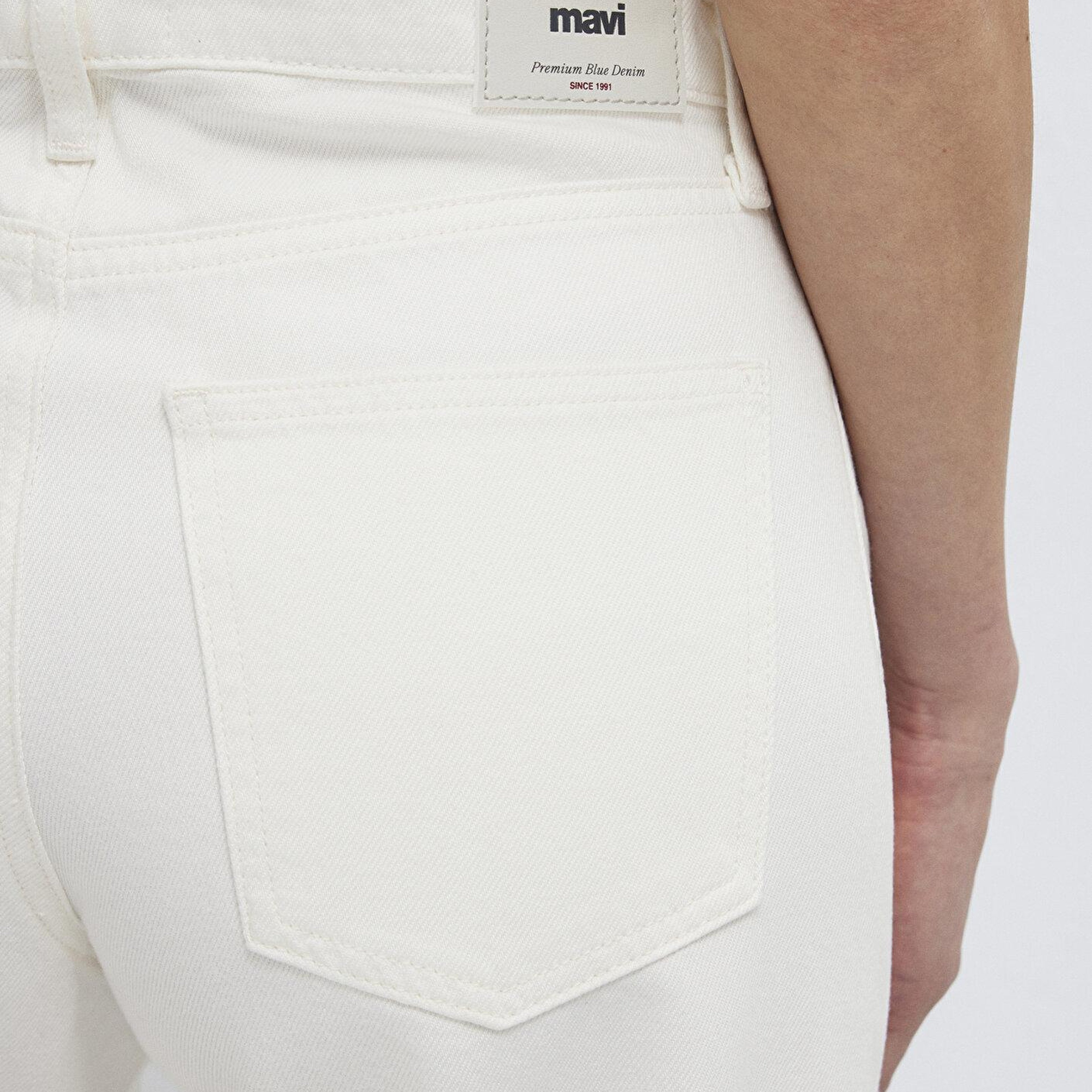 Mavi Leila Premium Blue Kırık Beyaz Jean Pantolon 1010600-A3155