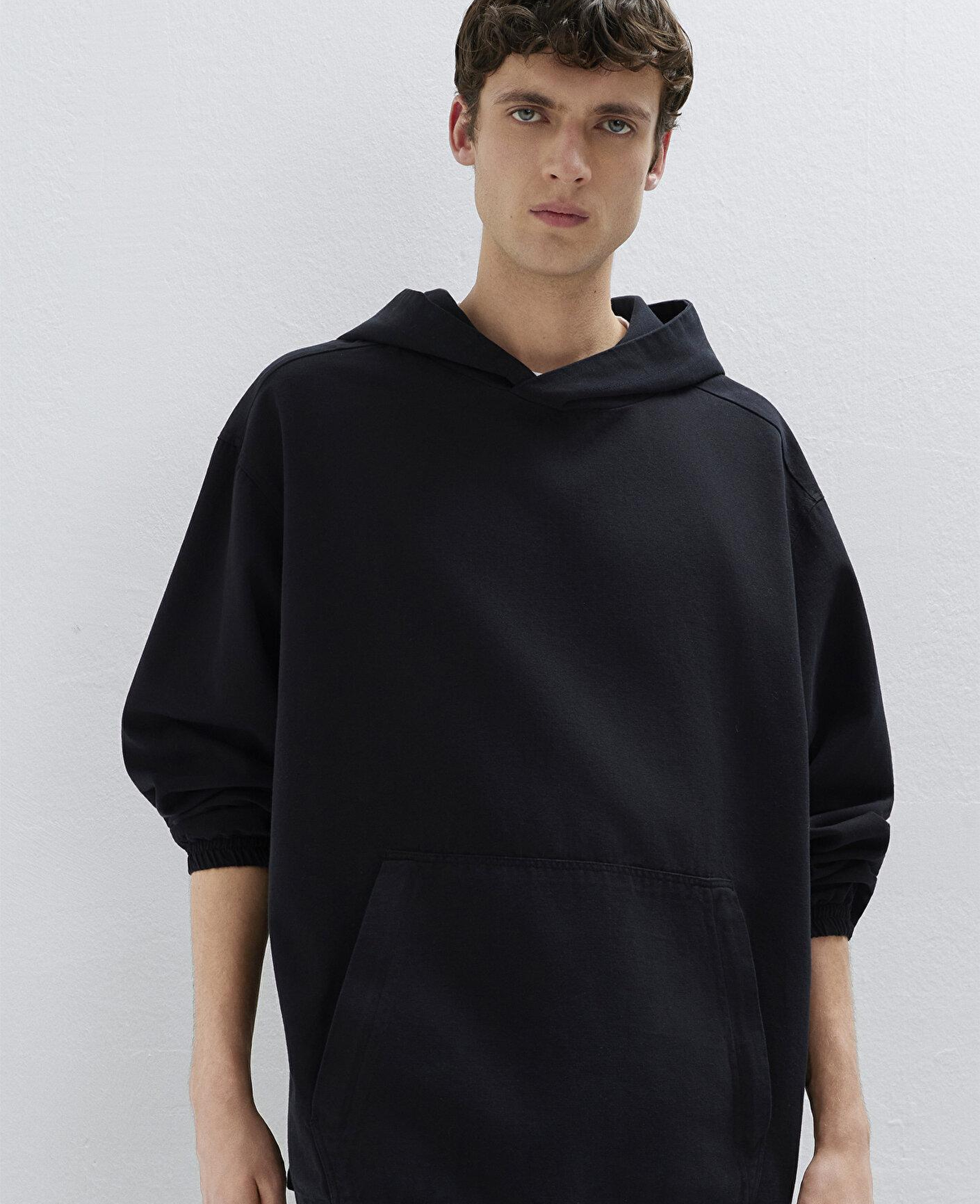 Mavi Kapüşonlu Siyah Sweatshirt 0211907-82128