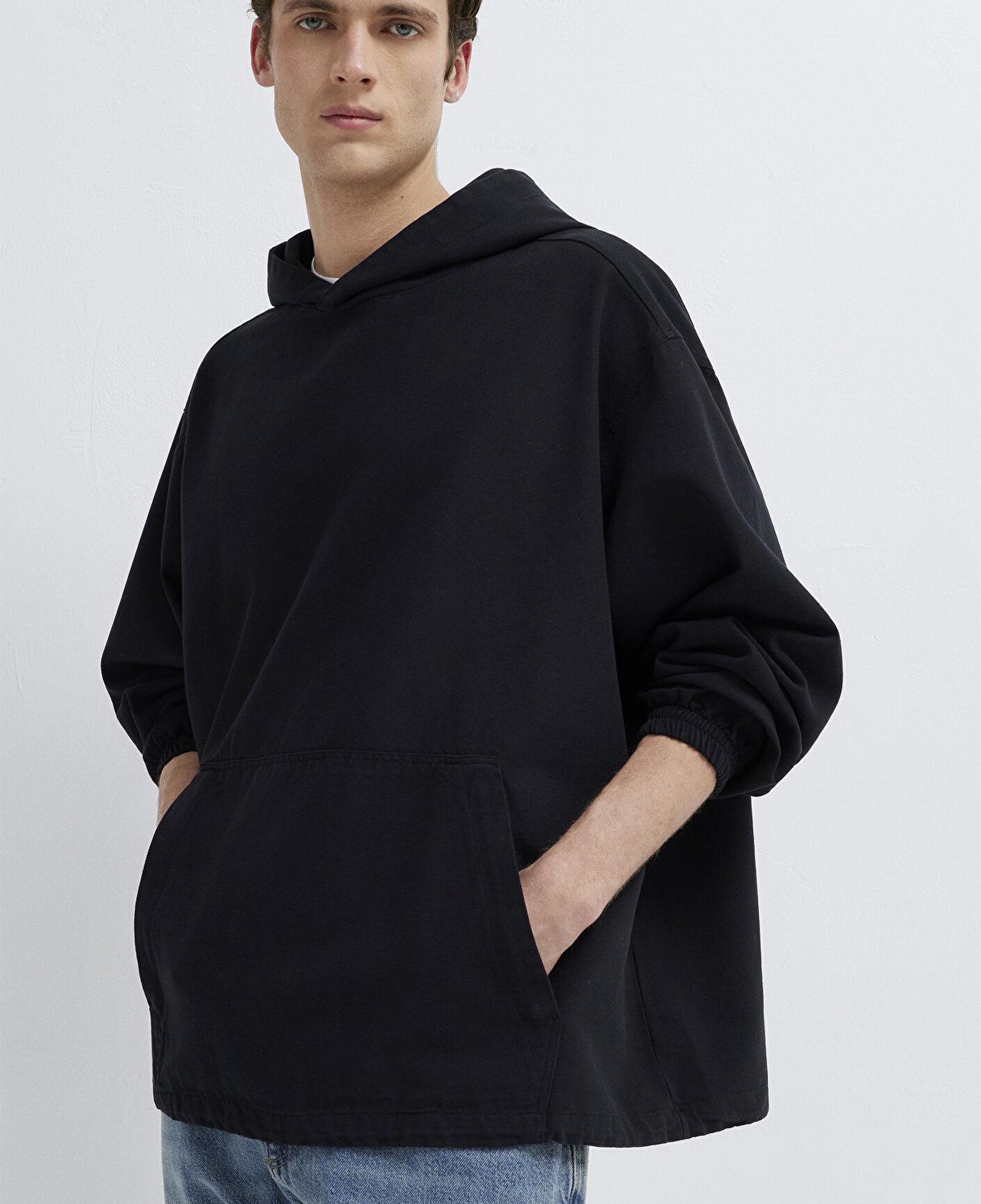 Mavi Kapüşonlu Siyah Sweatshirt 0211907-82128