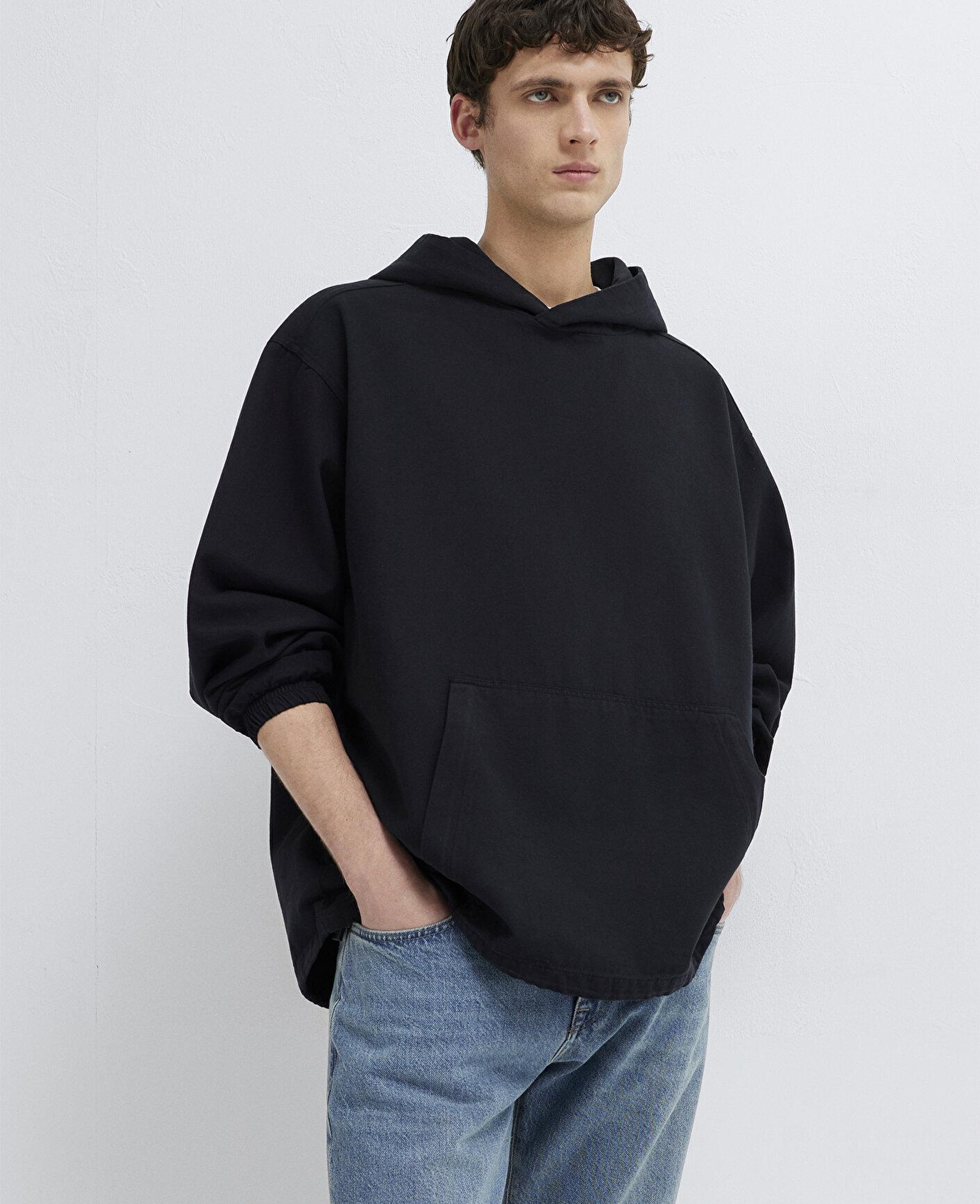Mavi Kapüşonlu Siyah Sweatshirt 0211907-82128