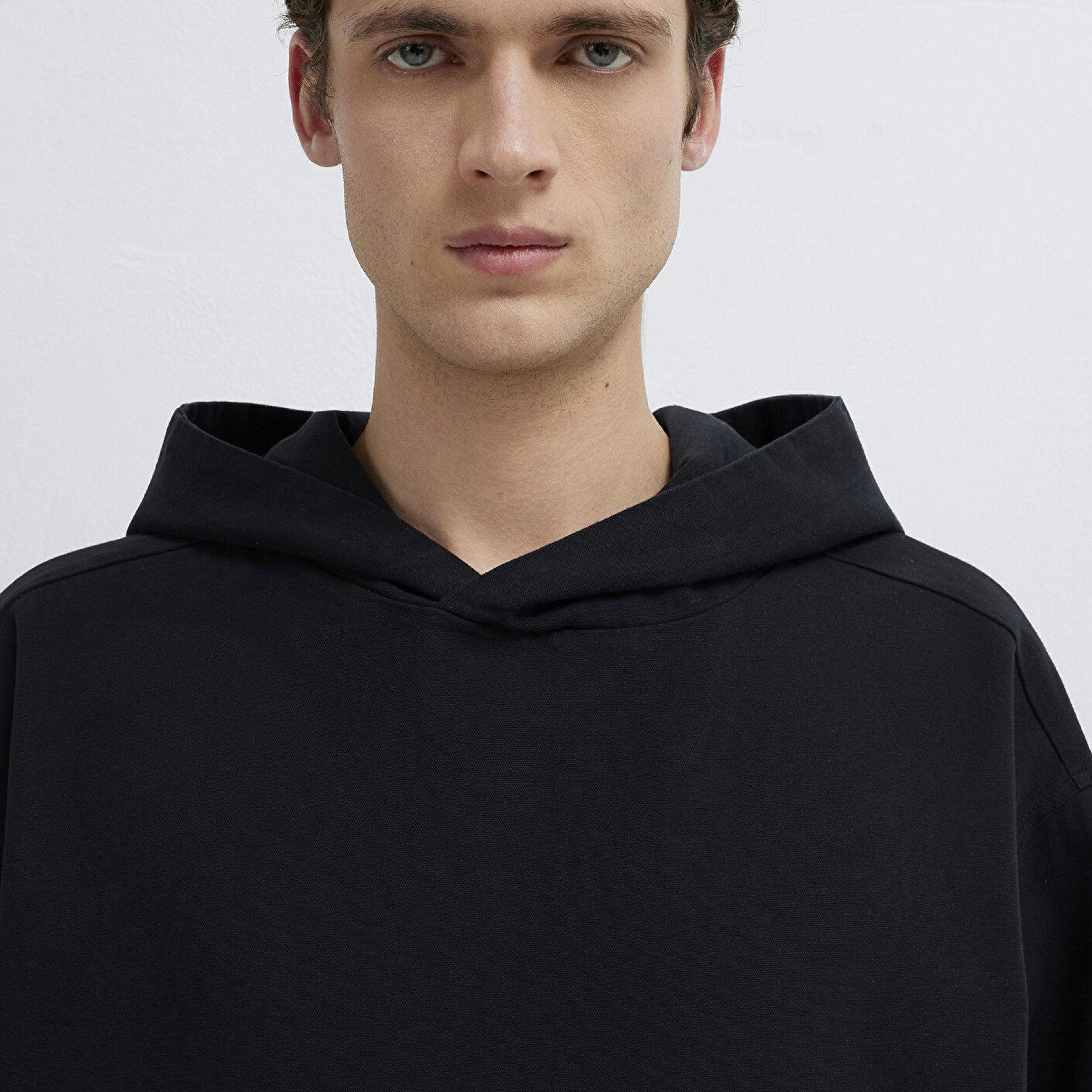 Mavi Kapüşonlu Siyah Sweatshirt 0211907-82128