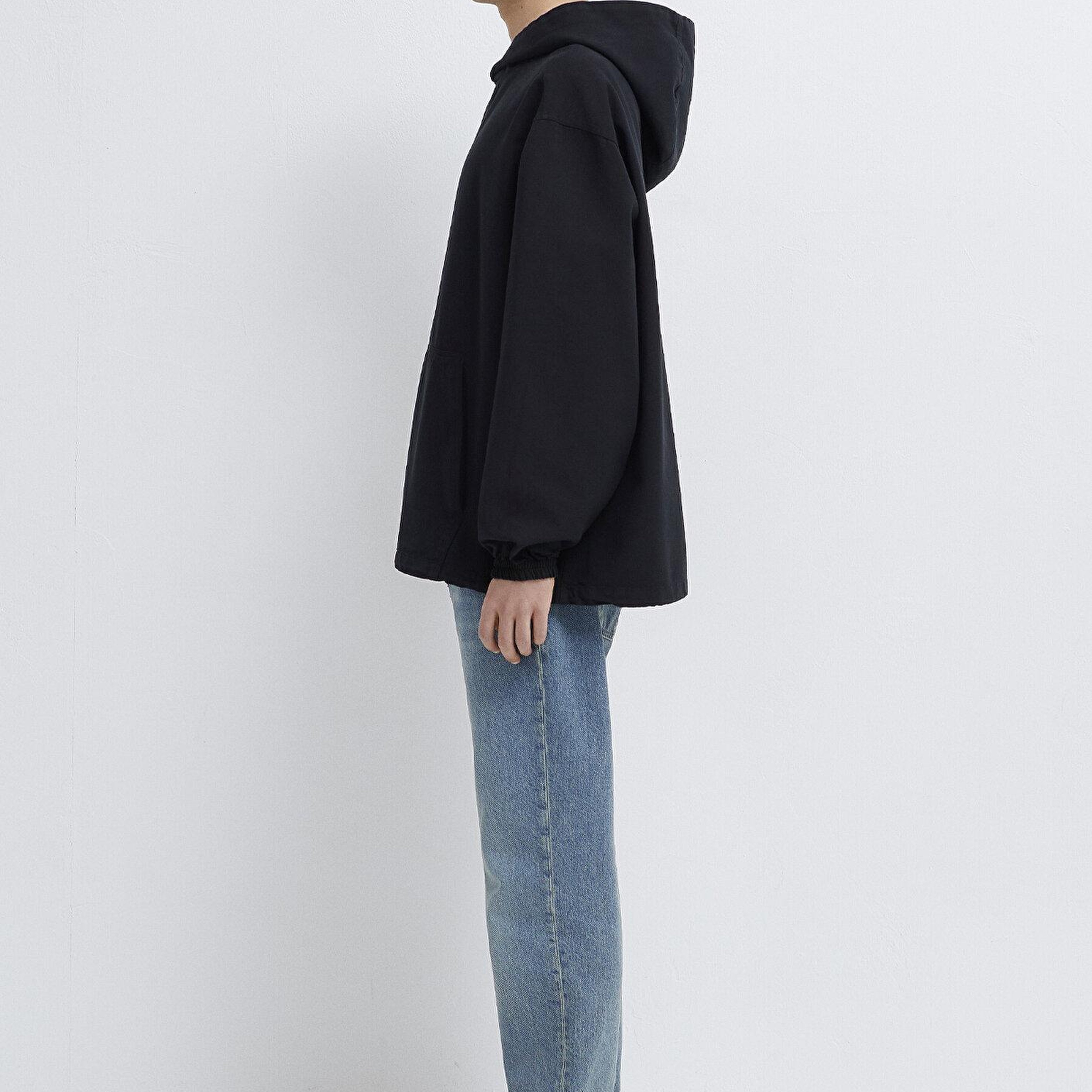 Mavi Kapüşonlu Siyah Sweatshirt 0211907-82128