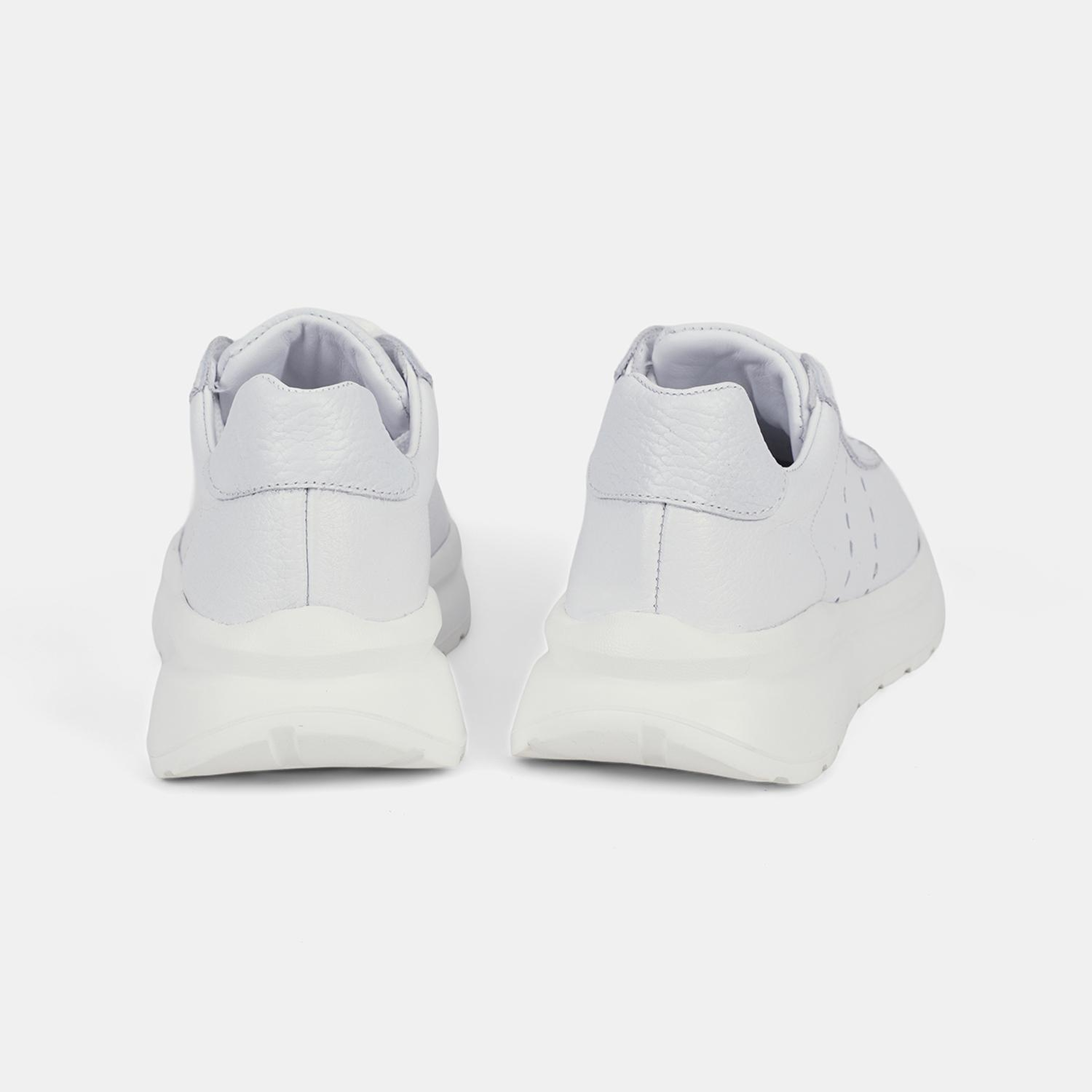 Kadın Beyaz Bağcıklı Kalın Tabanlı Deri Sneaker