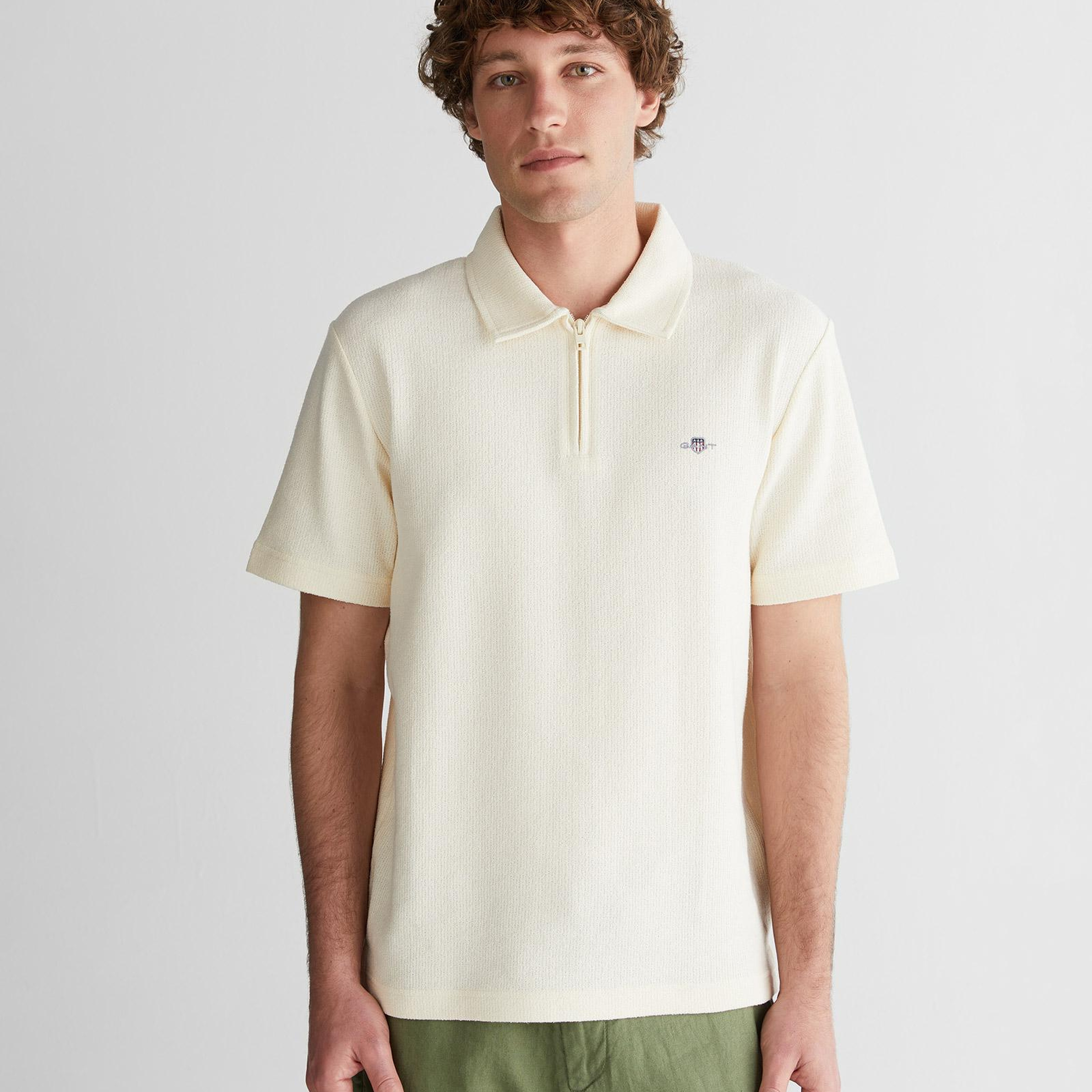 GANT Erkek Krem Regular Fit Yarım Fermuarlı Logolu Polo Yaka T-Shirt