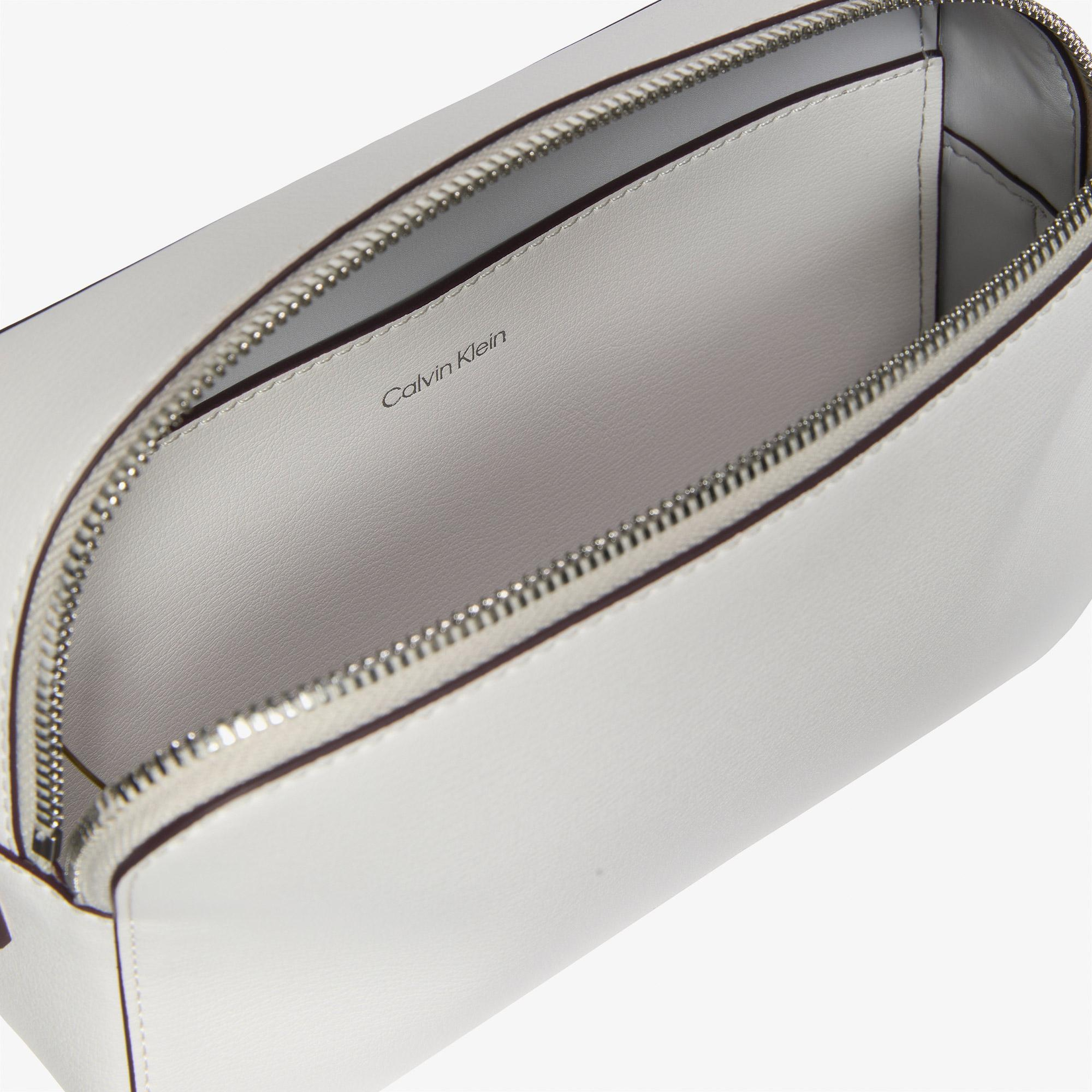 Calvin Klein Foil Logo Elongated Camera Kadın Beyaz Çapraz Çanta