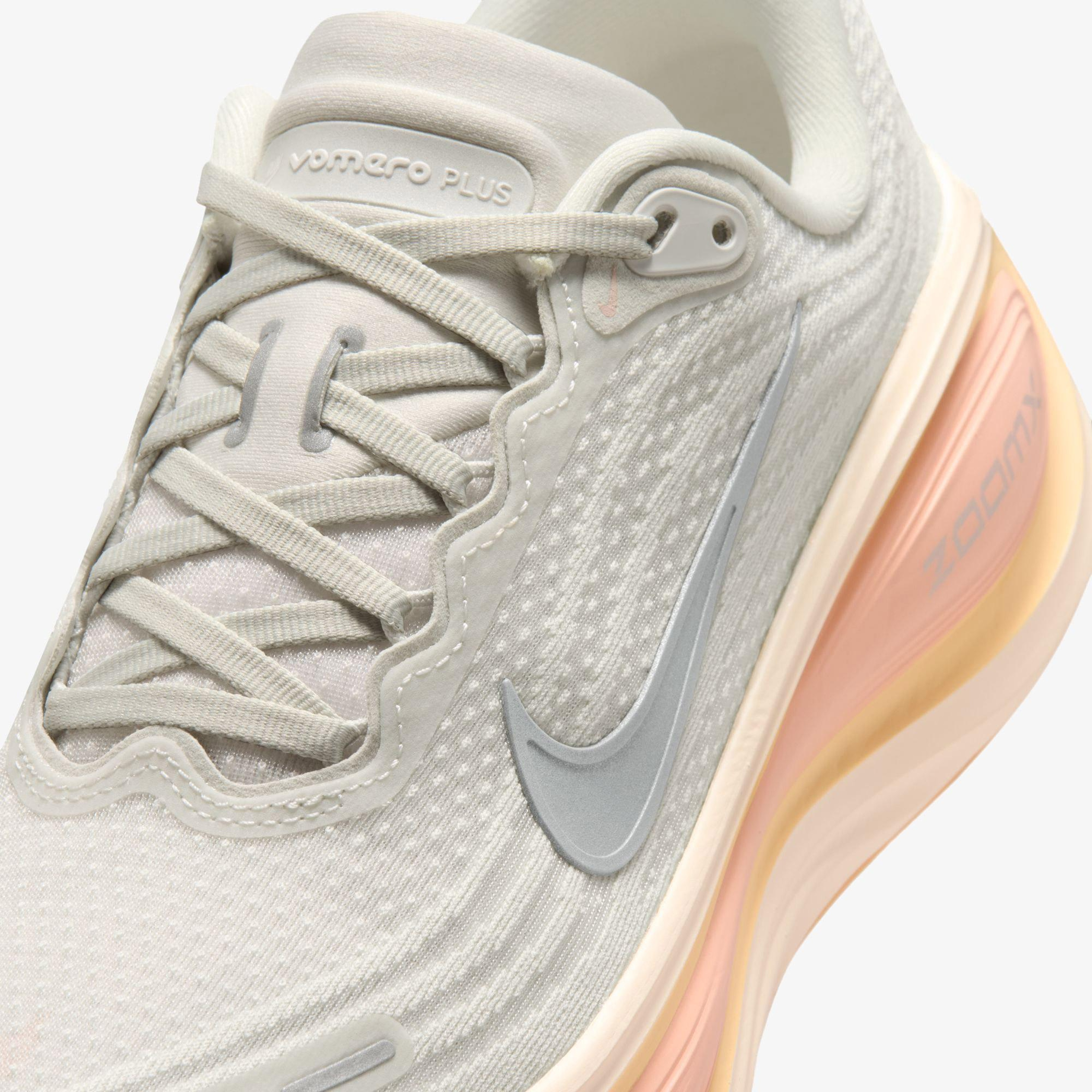 Nike Vomero Plus Kadın Krem Rengi Koşu Ayakkabısı